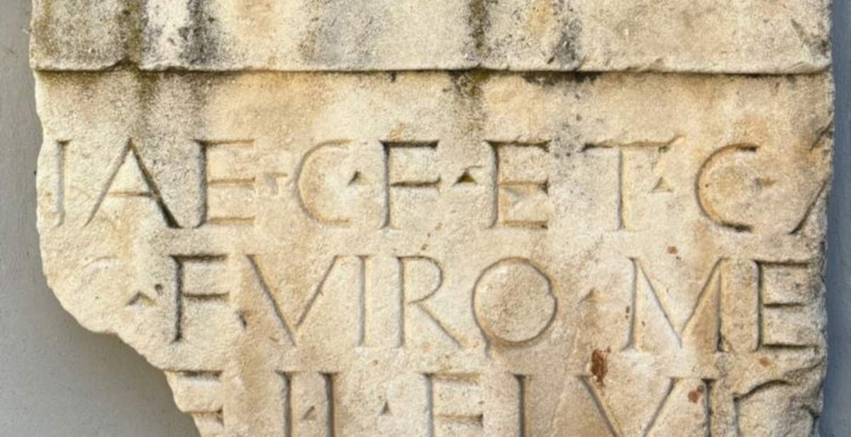 Une stèle funéraire romaine récupérée par les Carabinieri TPC retourne à l'État italien