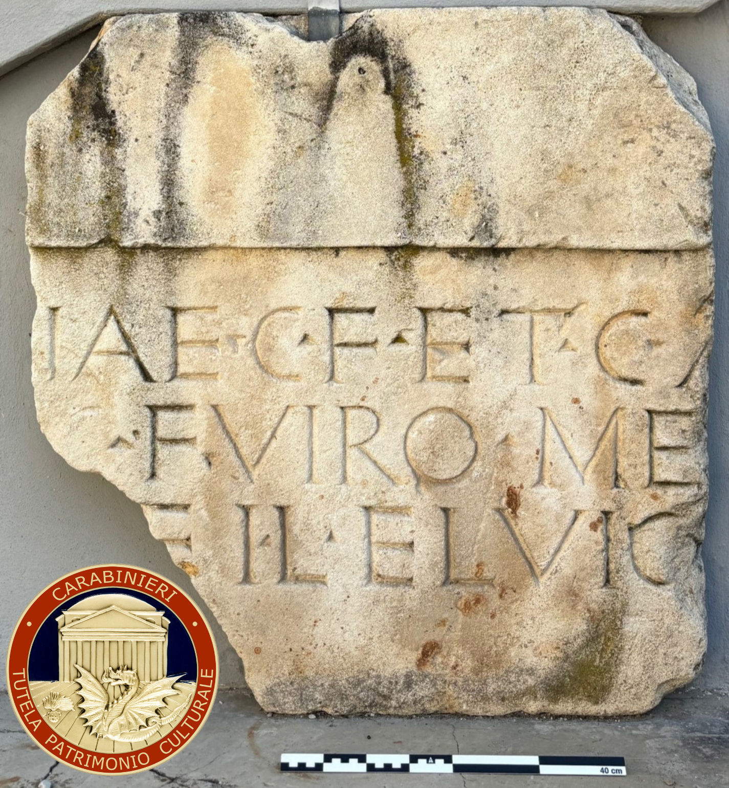 Partie d'une stèle funéraire romaine du début de l'empire. Photo : Carabiniers de l'Unité de protection du patrimoine culturel de Venise