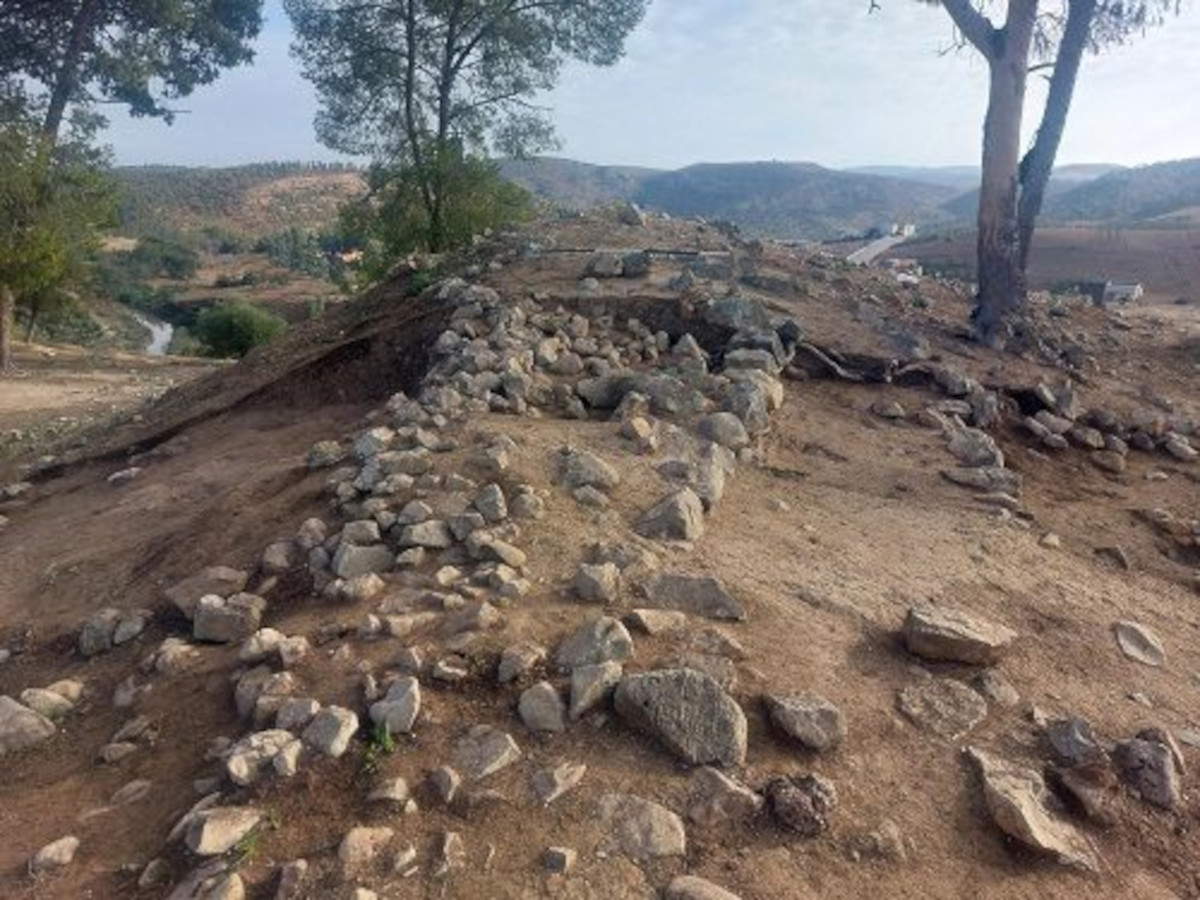La structure défensive faisant l'objet de fouilles sur le site d'Oued Beht (Photo : G. Lucarini, archives de l'OBAP)