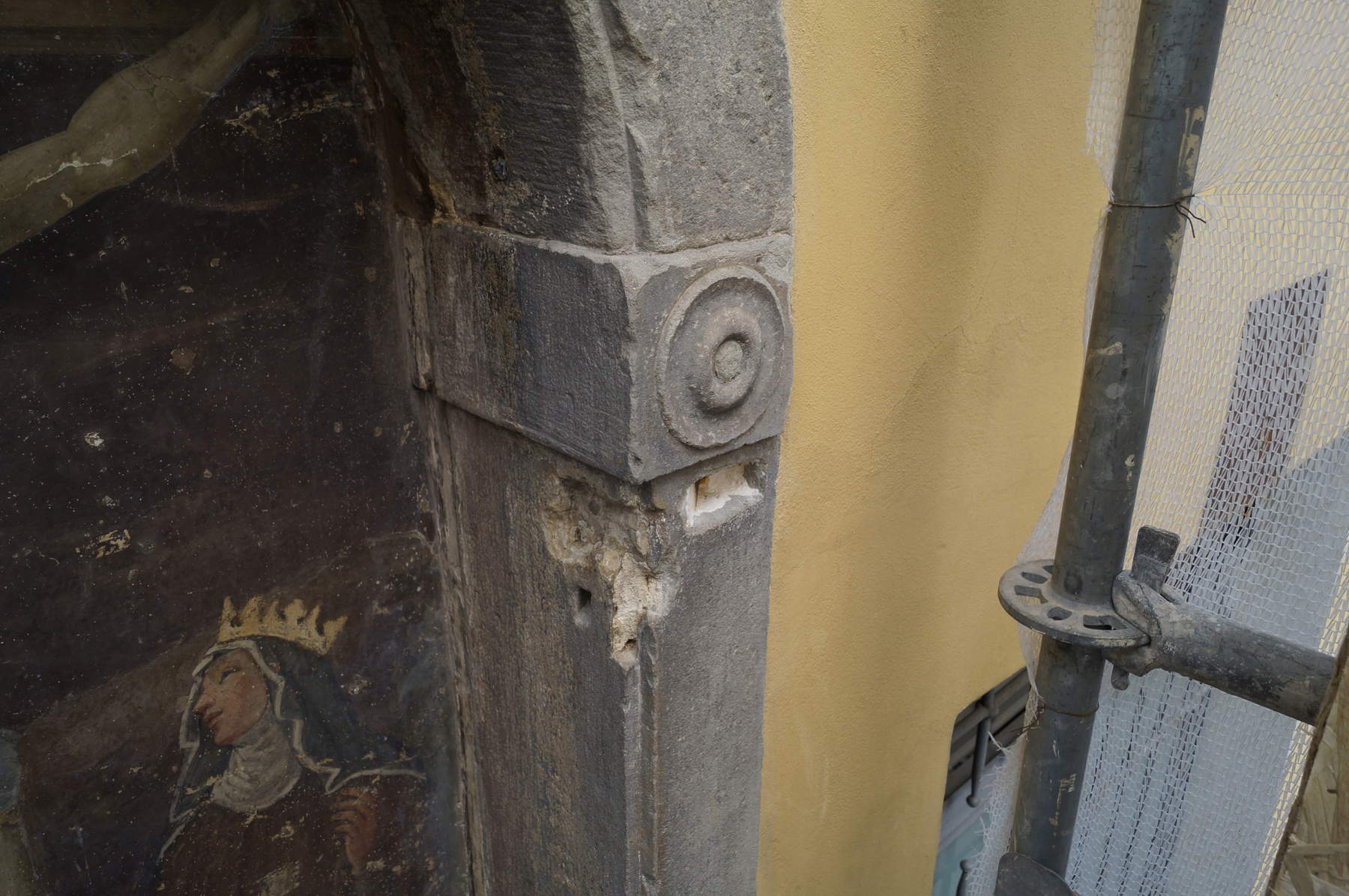 During the removal of unsuitable elements in the pietra serena stone of the jambs. Photo: Friends of Florence