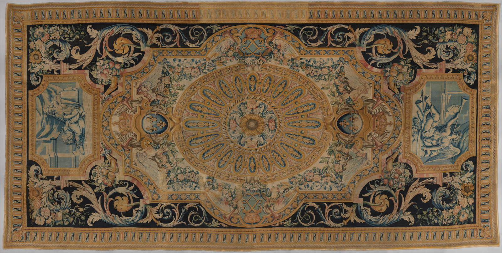 Tappeto Grande Galerie n. 38 (Fama e Forza d'animo) (Manifattura Savonnerie, tessuto nell'atelier di Jeanne Haffrey su disegni di Charles Le Brun e dello studio, consegnato tra il 1668 e il 1677; lana annodata e a pelo tagliato (nodo simmetrico, 90 nodi per pollice quadrato); 909,3 x 459,7 cm; New York, Metropolitan Museum of Art)