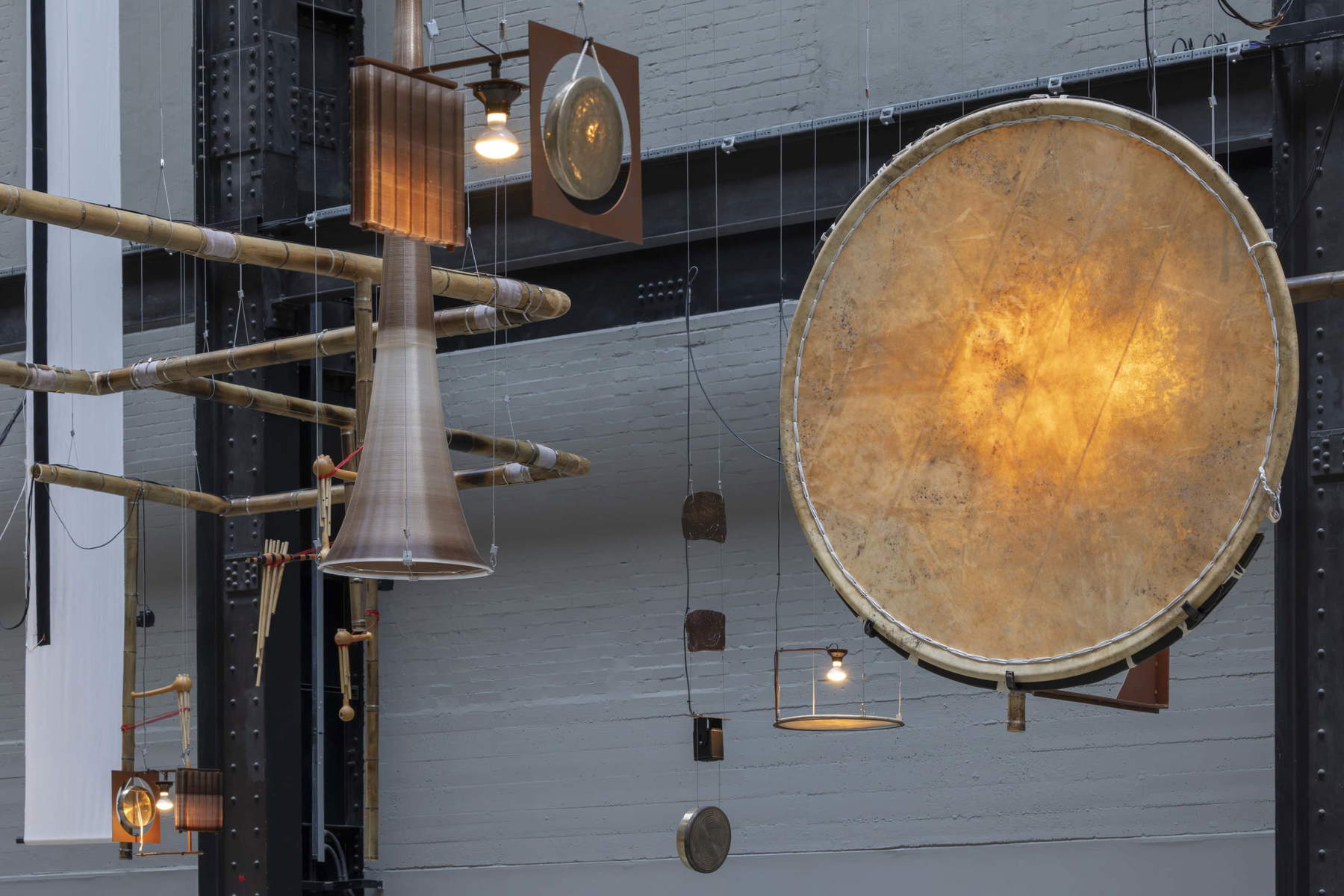 Tarek Atoui, Hold (2026). Veduta dell'installazione per la Hyundai Commission alla Tate Modern di Londra. Foto: Matt Greenwood / Tate Photography