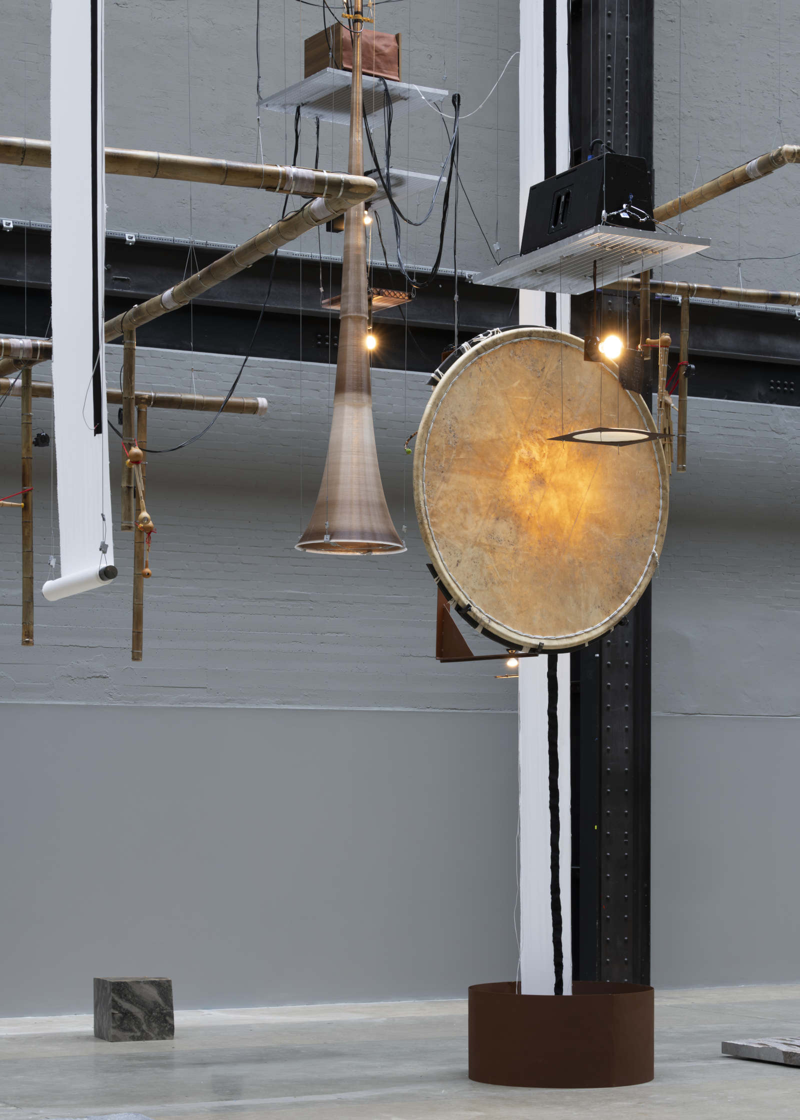 Tarek Atoui, Hold (2026). Veduta dell'installazione per la Hyundai Commission alla Tate Modern di Londra. Foto: Matt Greenwood / Tate Photography