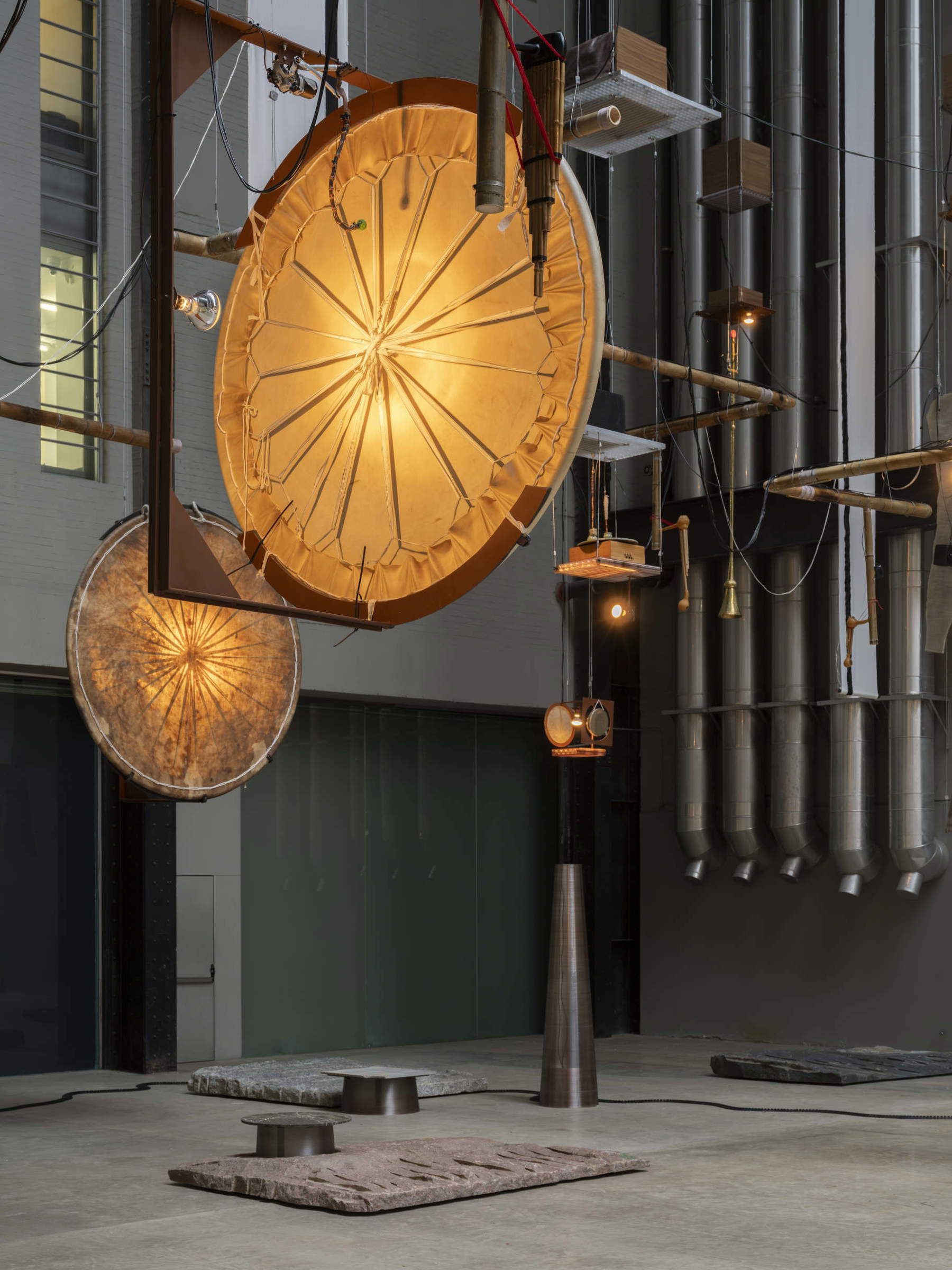 Tarek Atoui, Hold (2026). Veduta dell'installazione per la Hyundai Commission alla Tate Modern di Londra. Foto: Matt Greenwood / Tate Photography