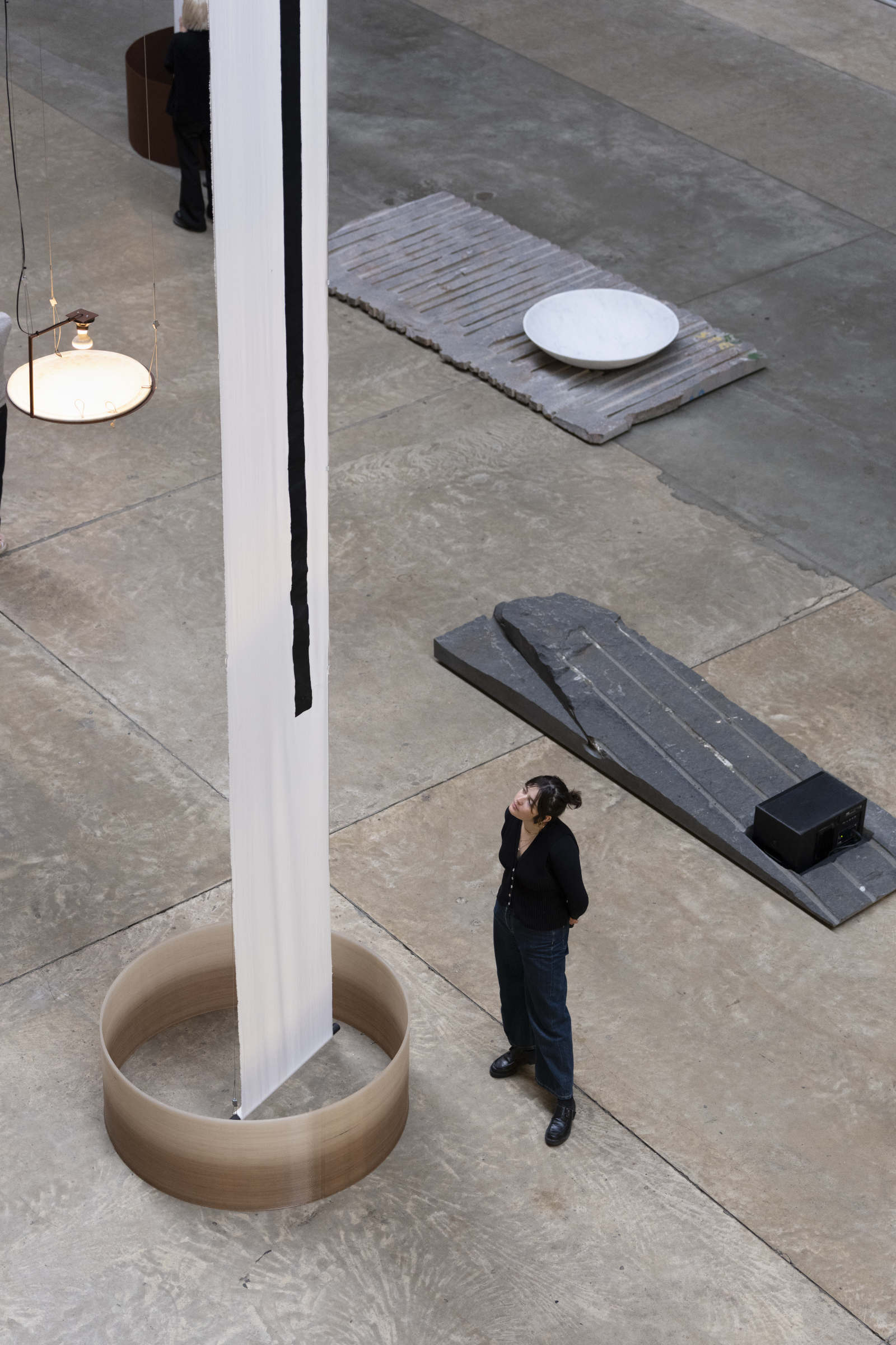 Tarek Atoui, Hold (2026). Veduta dell'installazione per la Hyundai Commission alla Tate Modern di Londra. Foto: Matt Greenwood / Tate Photography
