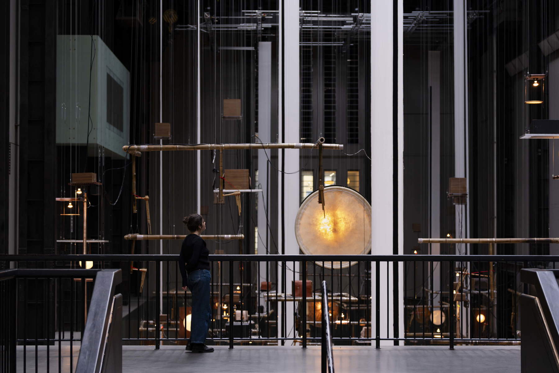 Tarek Atoui, Hold (2026). Veduta dell'installazione per la Hyundai Commission alla Tate Modern di Londra. Foto: Matt Greenwood / Tate Photography