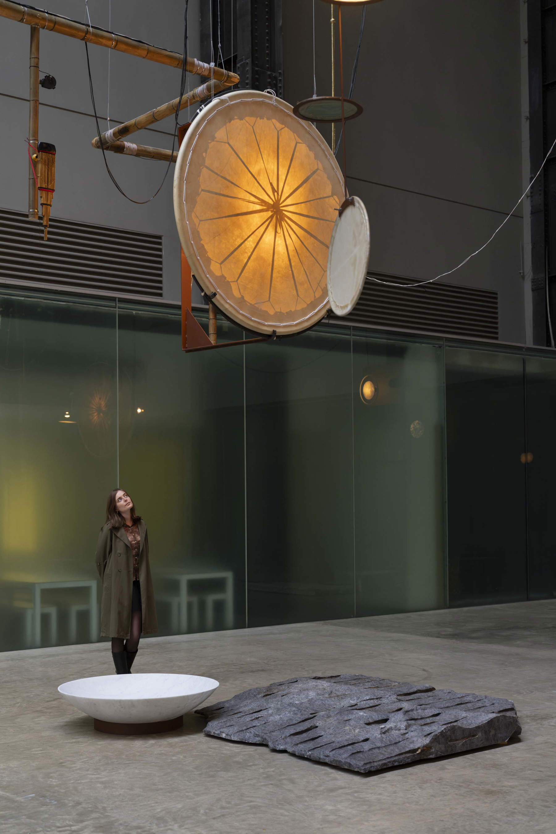 Tarek Atoui, Hold (2026). Veduta dell'installazione per la Hyundai Commission alla Tate Modern di Londra. Foto: Matt Greenwood / Tate Photography