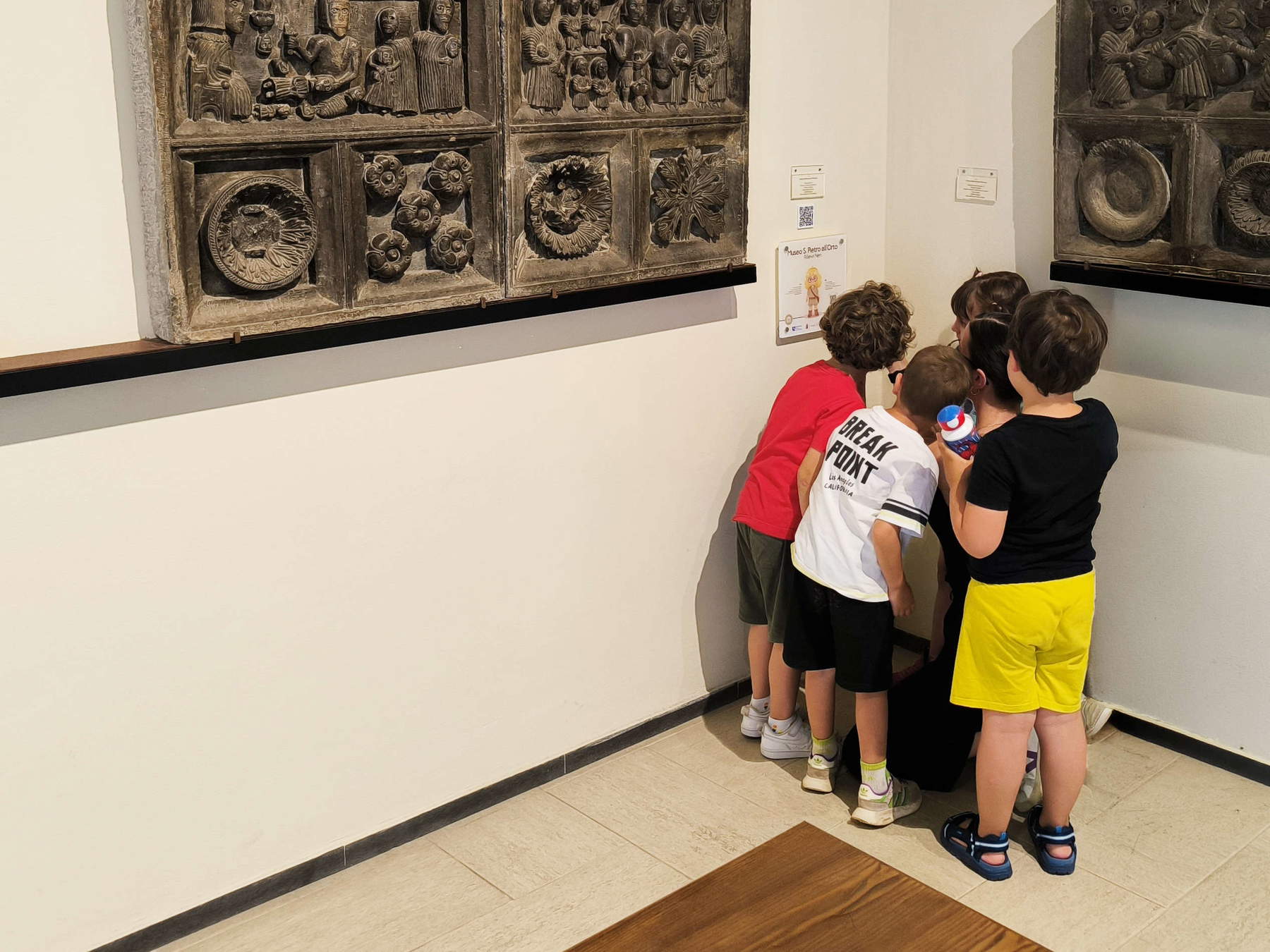 Les nouvelles plaques interactives destinées aux enfants au musée de San Pietro all'Orto à Massa Marittima. Photo : Skylab Studios