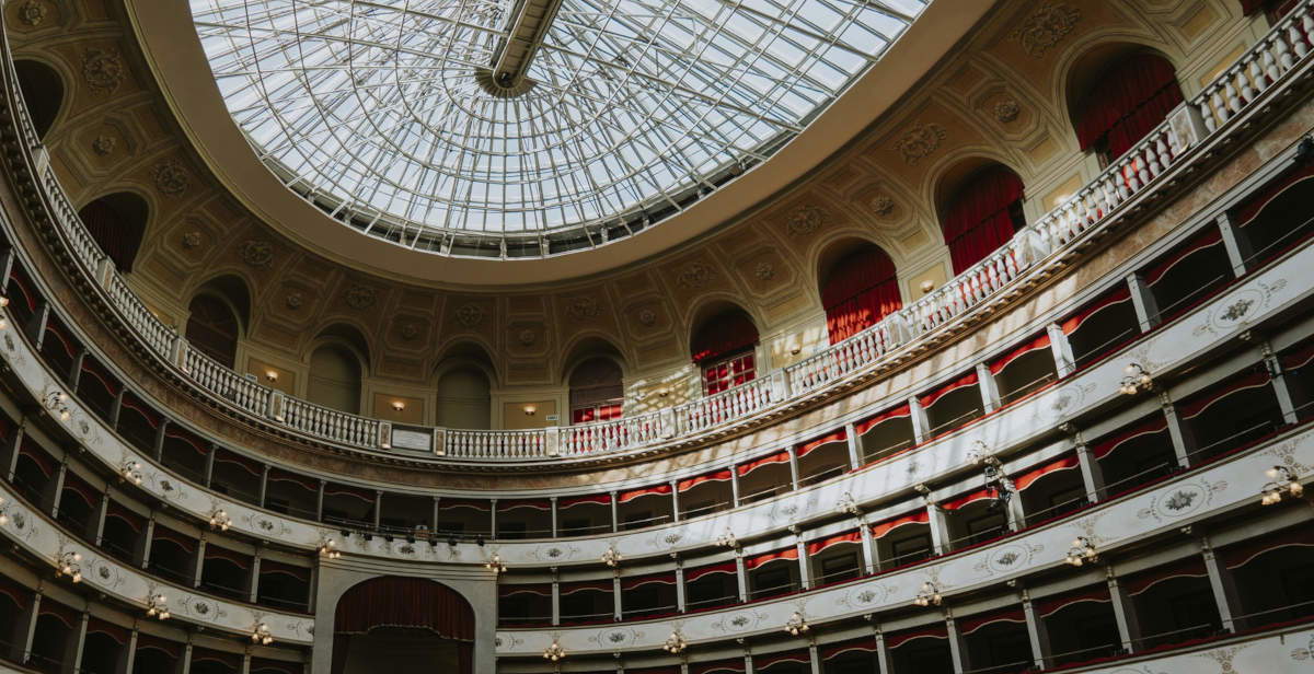Das Teatro Goldoni in Livorno feiert sein 180-jähriges Bestehen und schreibt einen Wettbewerb für ein Werk zum Thema Licht aus