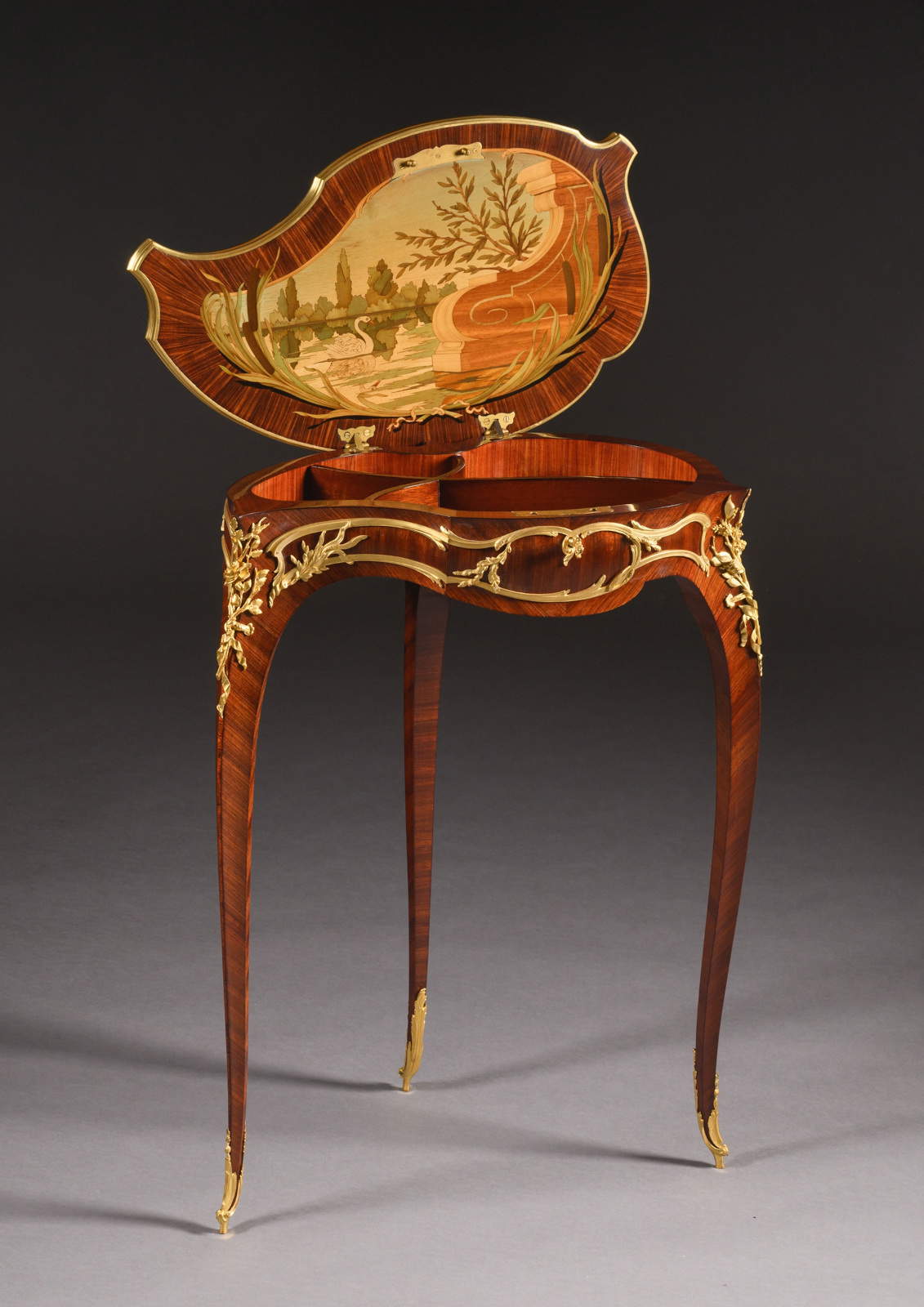 Table &agrave; Ouvrage, Coquille di Fran&ccedil;ois Linke, proposta da Adrian Alan Ltd. e acquisita dal Mus&eacute;e des Arts D&eacute;coratifs