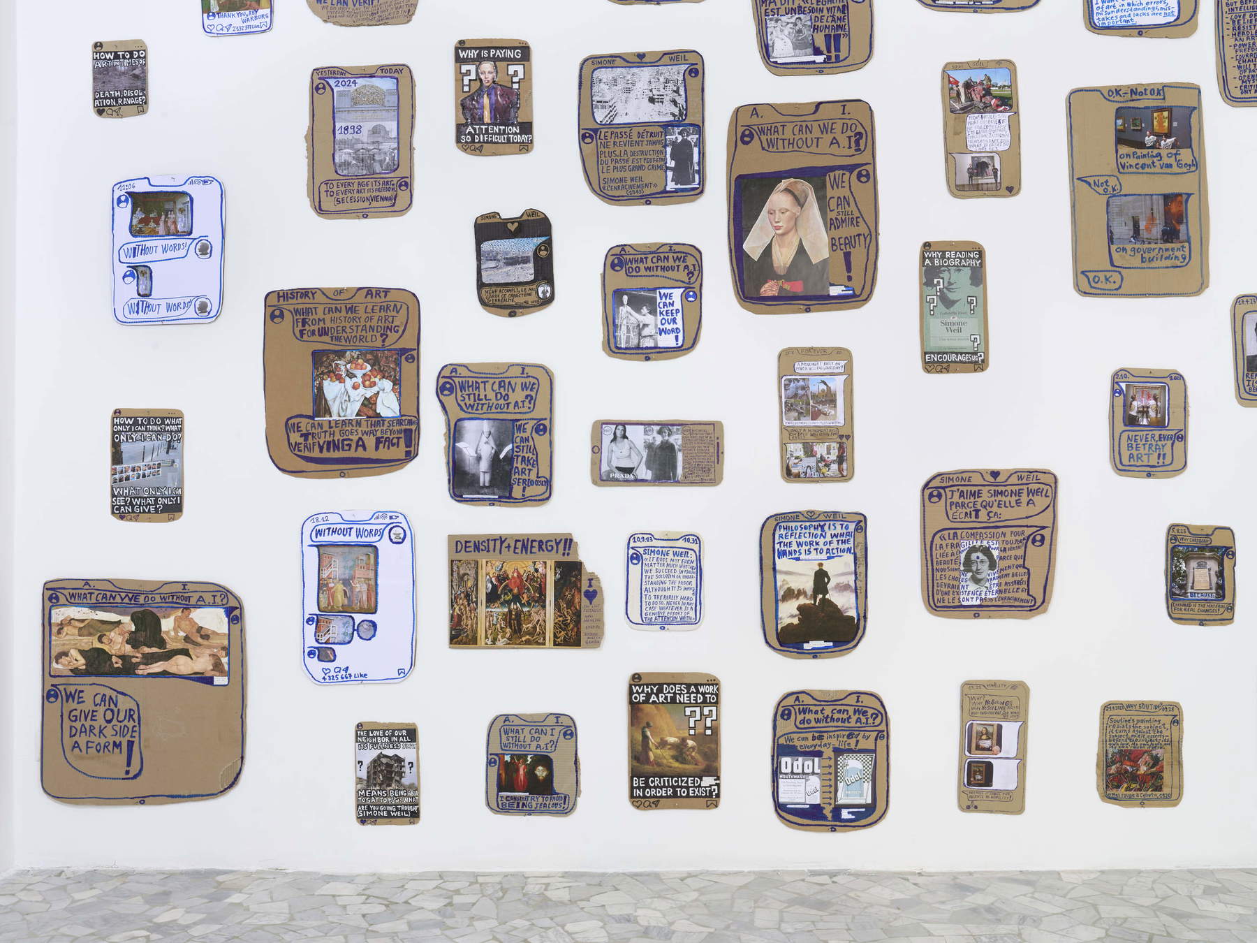 Thomas Hirschhorn, Ex-Voto-Tombola (de la série POST) (2025 ; 70 ex-voto en carton, documents imprimés, feutre, stylo à bille, papier, ruban adhésif, dimensions variables). Acquis par Alfonso Artiaco, Naples