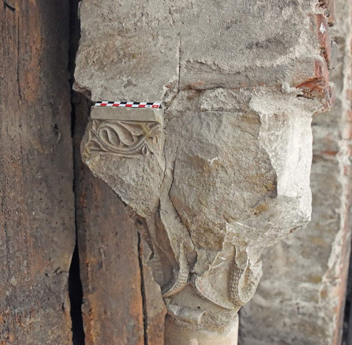La colonne de marbre avec sa base et son chapiteau sculpté. Photo : Instagram / Hades Arch&eacute;ologie