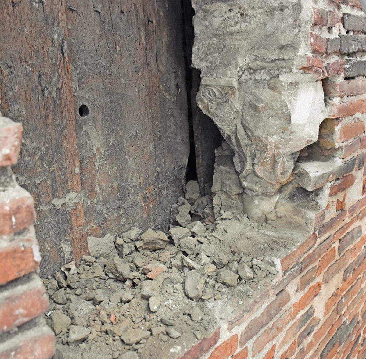 La colonne de marbre avec sa base et son chapiteau sculpté. Photo : Instagram / Hades Arch&eacute;ologie
