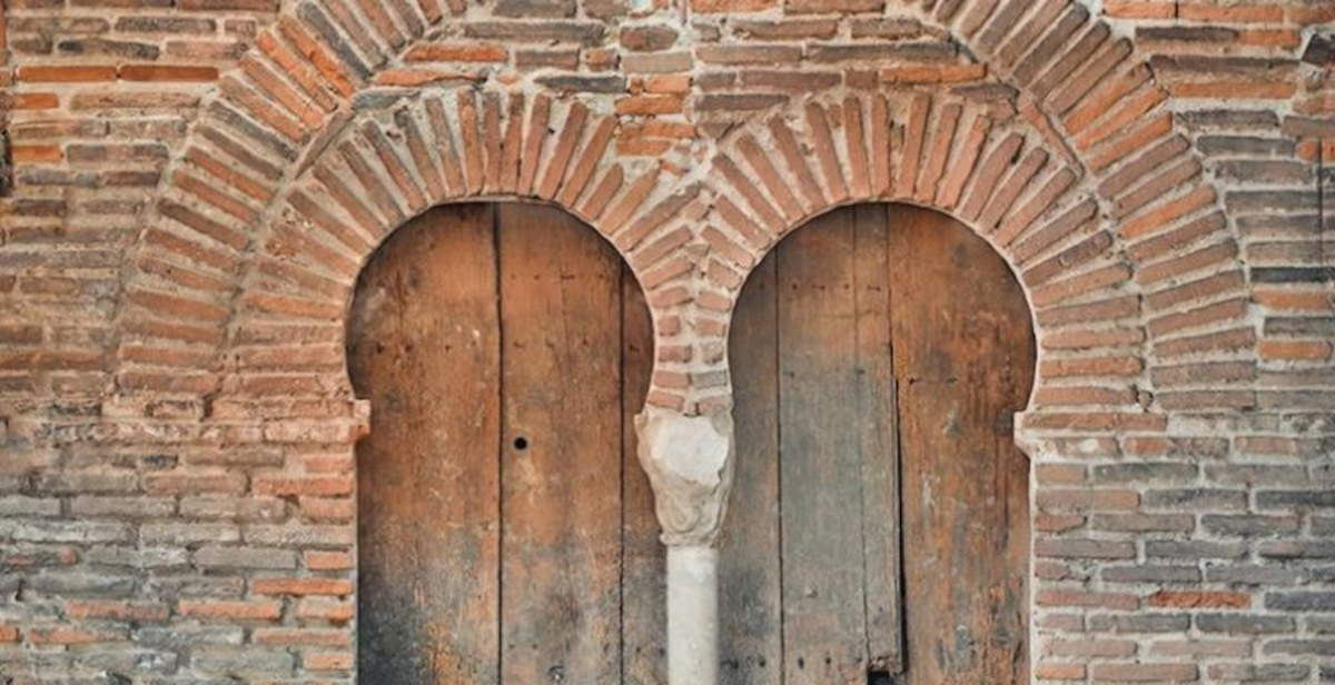 Les travaux de restauration de l'Hôtel-Dieu de Toulouse, en France, ont permis de mettre au jour une fenêtre à meneau médiévale murée.