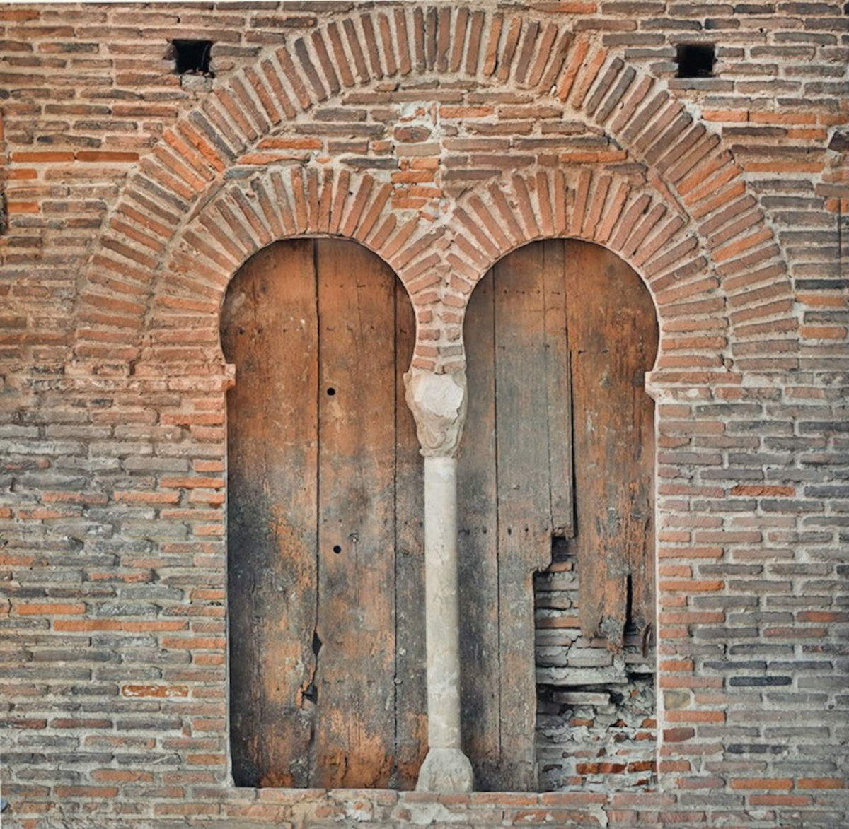 La fenêtre à double paroi. Photo : Instagram / Hades Arch&eacute;ologie