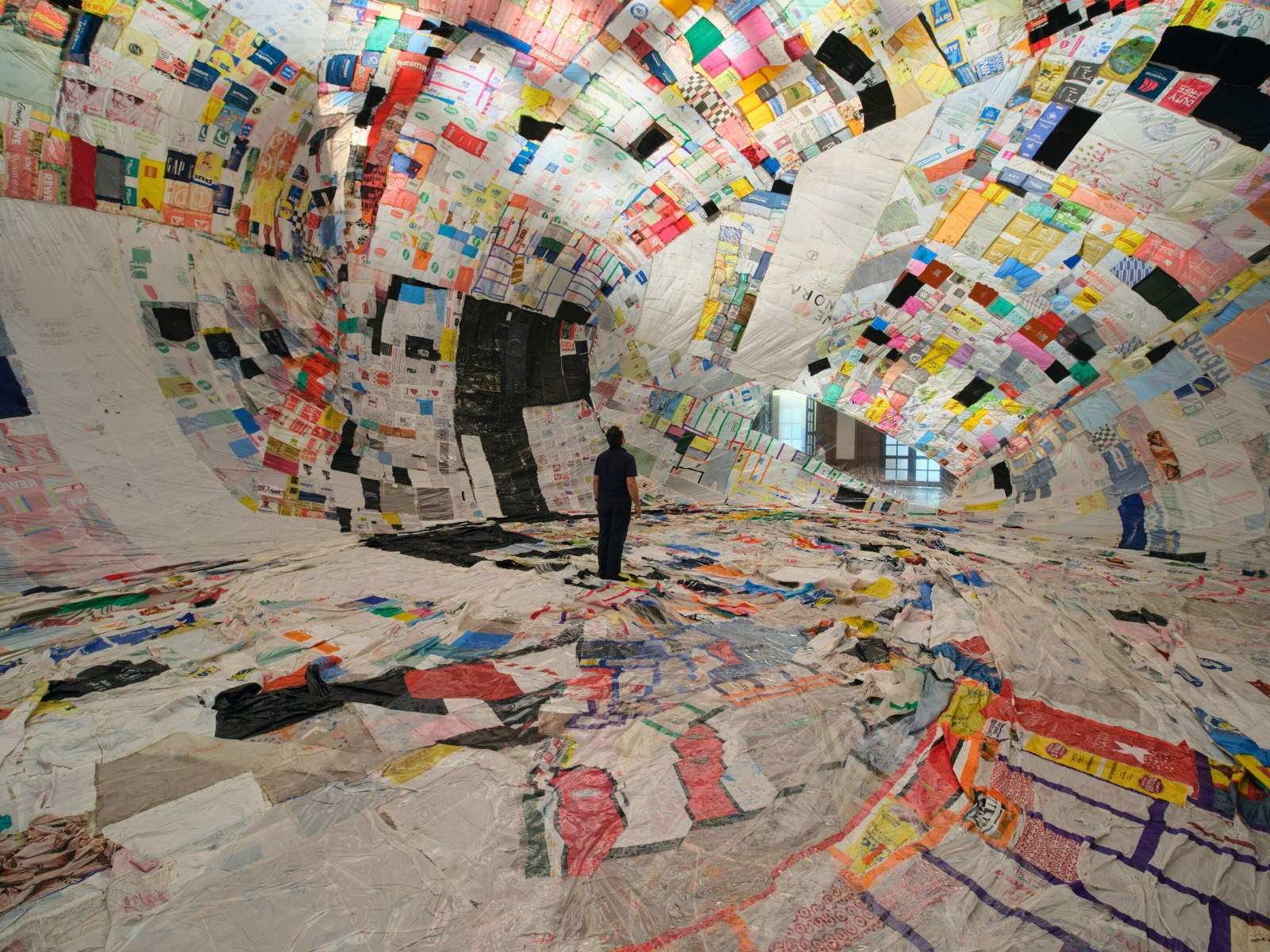Tom&aacute;s Saraceno in Zusammenarbeit mit. Ancestral Futures. Ausstellungsgestaltung im Haus der Kunst M&uuml;nchen, 2026 Foto: Agostino Osio &copy; Haus der Kunst M&uuml;nchen, 2026