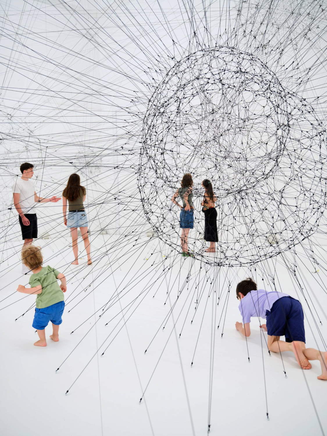 Tom&aacute;s Saraceno in Zusammenarbeit mit. Ancestral Futures. Ausstellungsgestaltung im Haus der Kunst M&uuml;nchen, 2026 Foto: Agostino Osio &copy; Haus der Kunst M&uuml;nchen, 2026