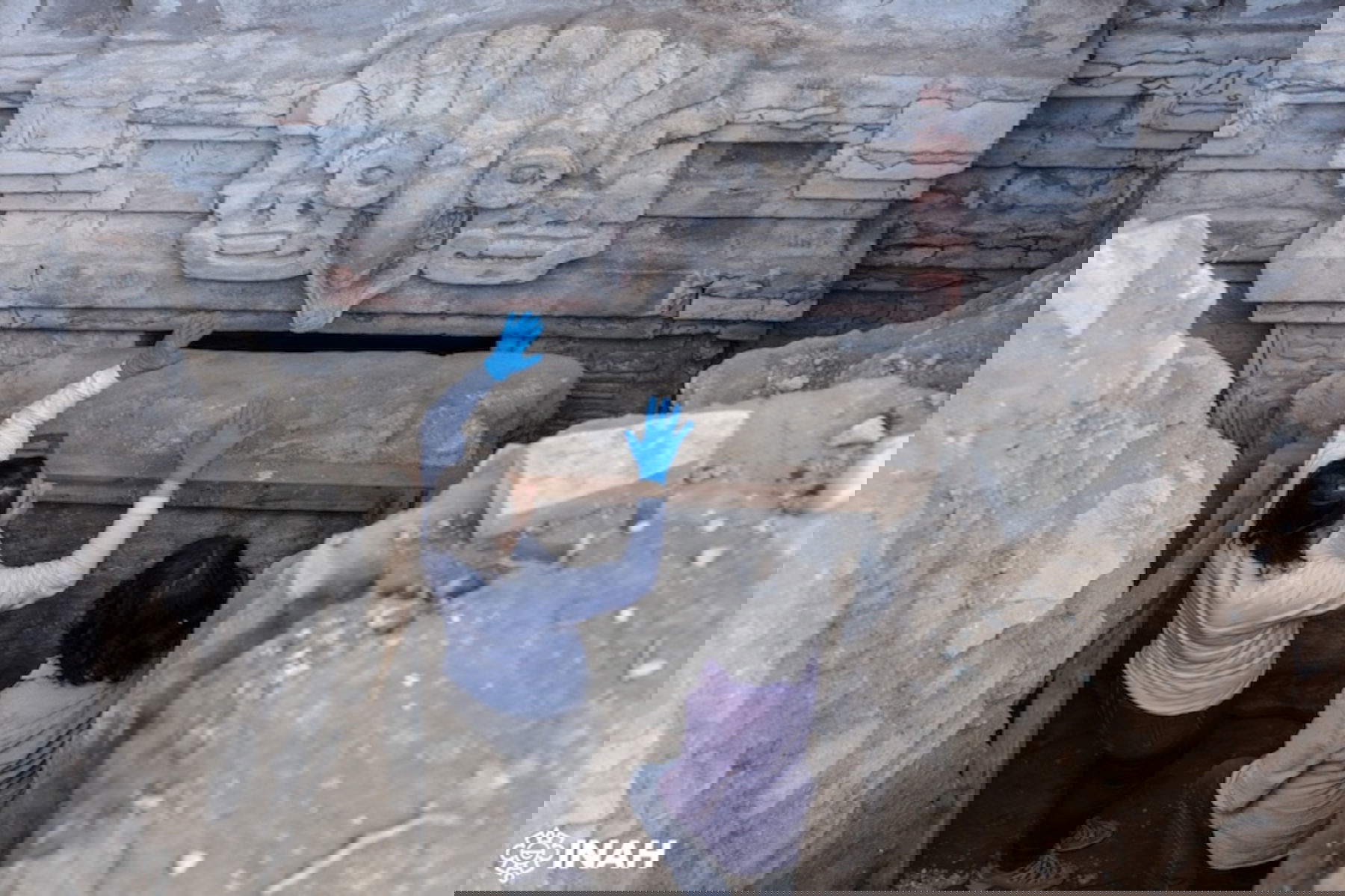 La entrada a la estructura decorada con la representación de un búho. Foto: Luis Gerardo Pe&ntilde;a Torres, INAH.