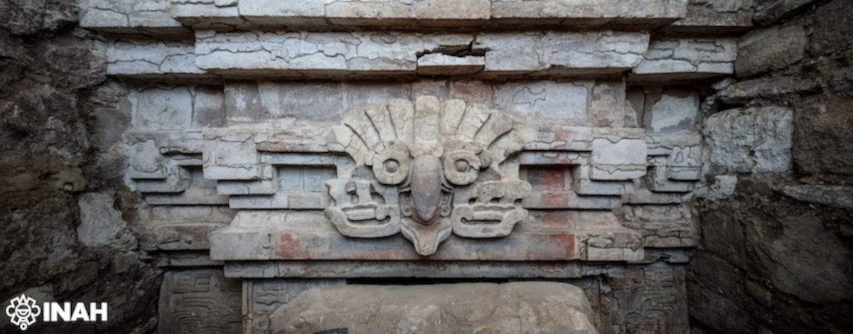 La entrada a la estructura decorada con la representación de un búho. Foto: Luis Gerardo Pe&ntilde;a Torres, INAH.