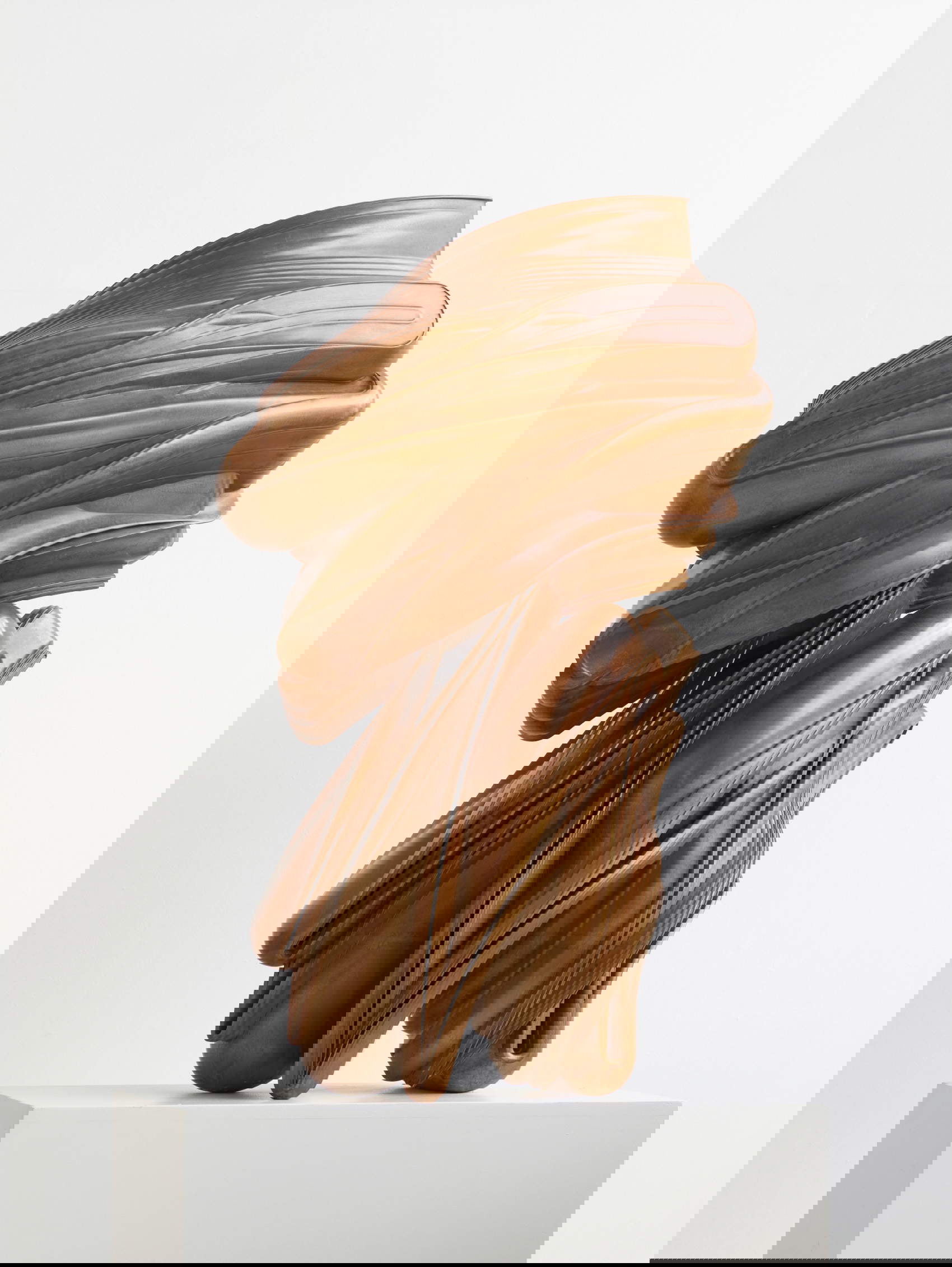 Tony Cragg, Stroke #12 (2024; bronzo, 135 x 85 x 43 cm). Foto: Michael Richter