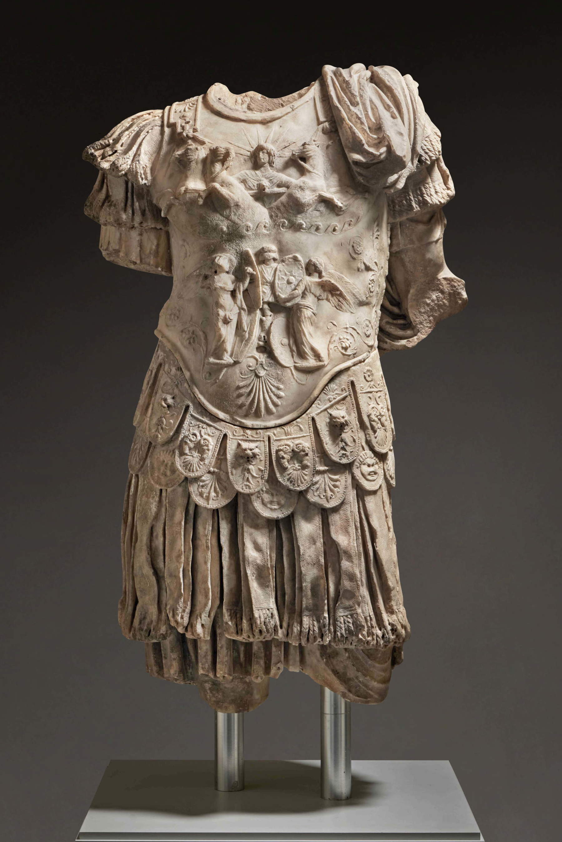 Marmortorso eines Kaisers (römische Kaiserzeit, julisch-claudische Dynastie, erste Hälfte des 1. Jahrhunderts n. Chr.; Marmor, Höhe 110 cm)