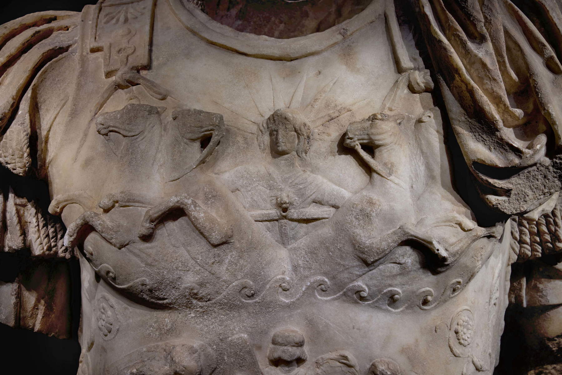 Marmortorso eines Kaisers, Detailansicht