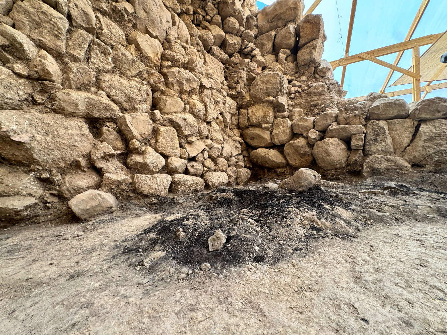 Resti di distruzione rinvenuti durante gli scavi dell'Autorit&agrave; per i Beni Archeologici di Israele nella Citt&agrave; di Davide. Foto: Reut Vilf, Citt&agrave; di Davide.