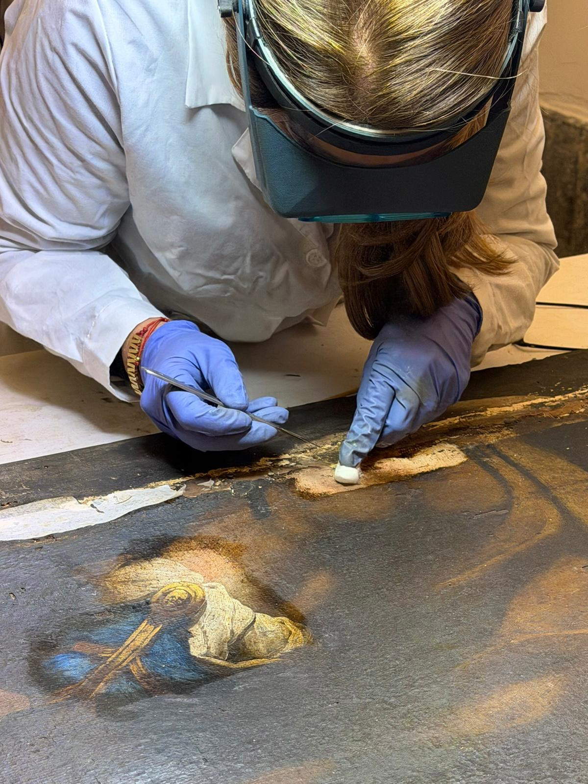 Restauratrice al lavoro