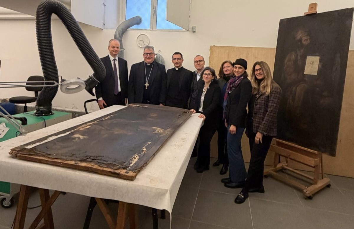 Le due tele in restauro in laboratorio con il Direttore Schmidt, il Vescovo Villano, la Soprintendente Ricciardi, il prof. Porzio e il gruppo dei restauratori dello Studio Ermes