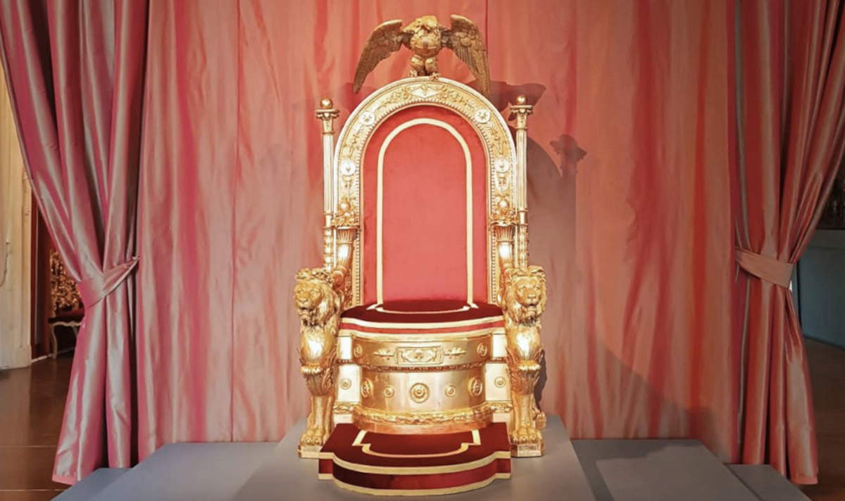 Le trône du palais royal retourne à Naples : la restauration révèle son origine savoyarde