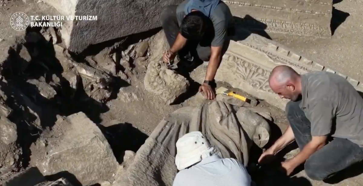 Turquie : découverte à Aspendo d'un groupe sculptural romain en marbre représentant Asclépios et Télésphore