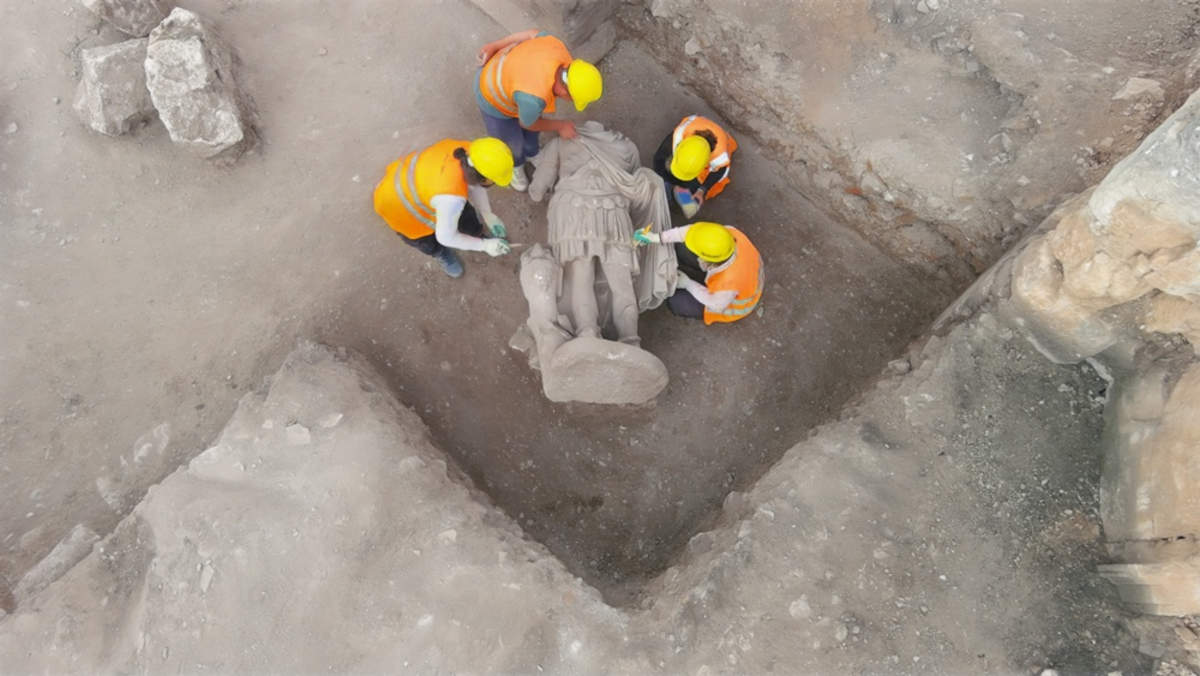 La statua dell&rsquo;imperatore Adriano. Foto: Consiglio per l'Istruzione Superiore della Turchia