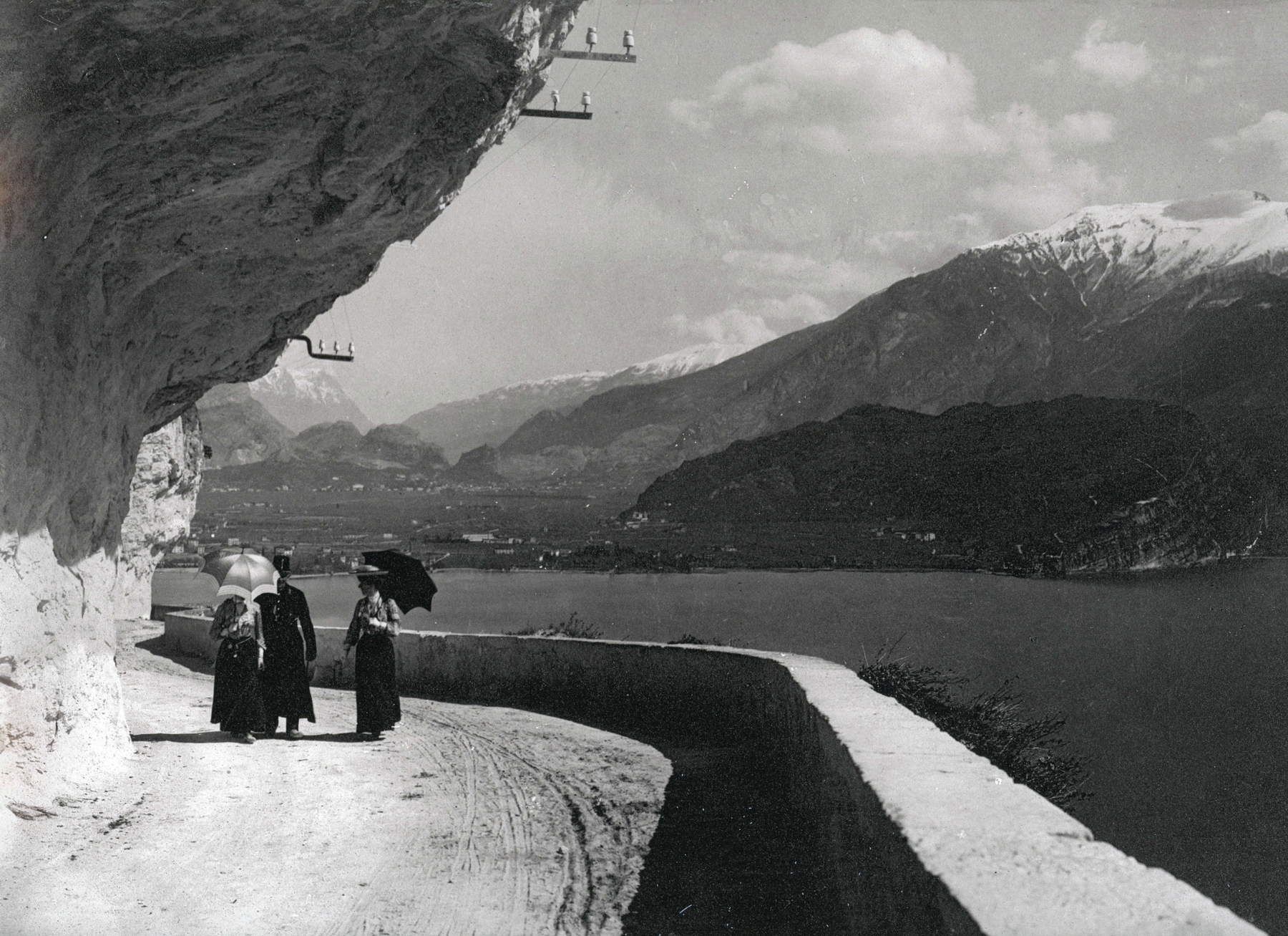 Turistas paseando por la Ponale, 1907, gelatina de bromuro de plata, foto de L. B&auml;hrendt, Archivo Fotográfico del Museo Alto Garda