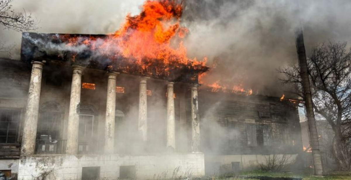 Ukraine, eine russische Drohne schlägt in der Region Charkiw ein historisches Gebäude aus dem 19.