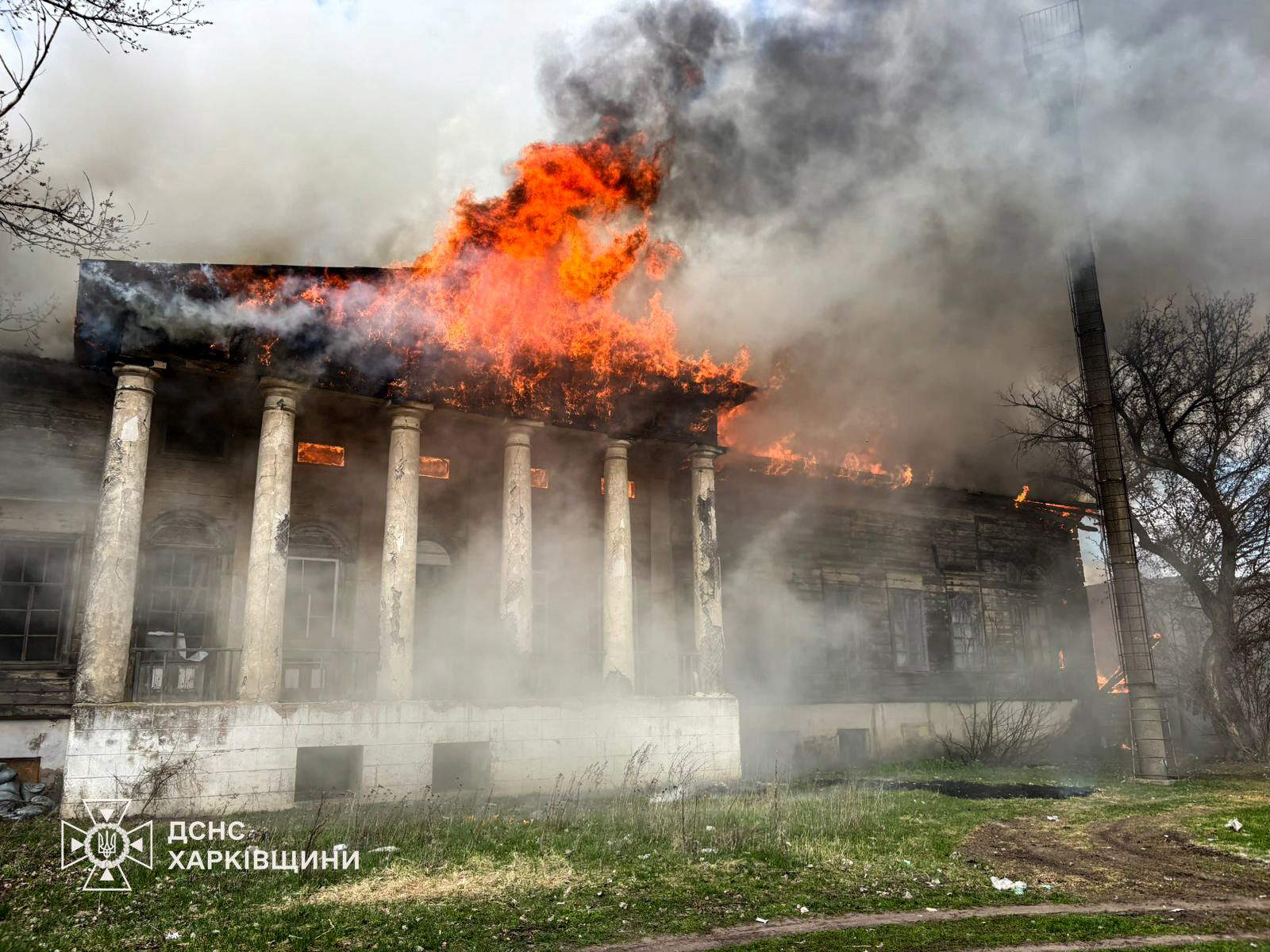 Das historische Gebäude aus dem 19. Jahrhundert im Dorf Velykyi Burluk. Foto: Staatlicher Notfalldienst der Ukraine