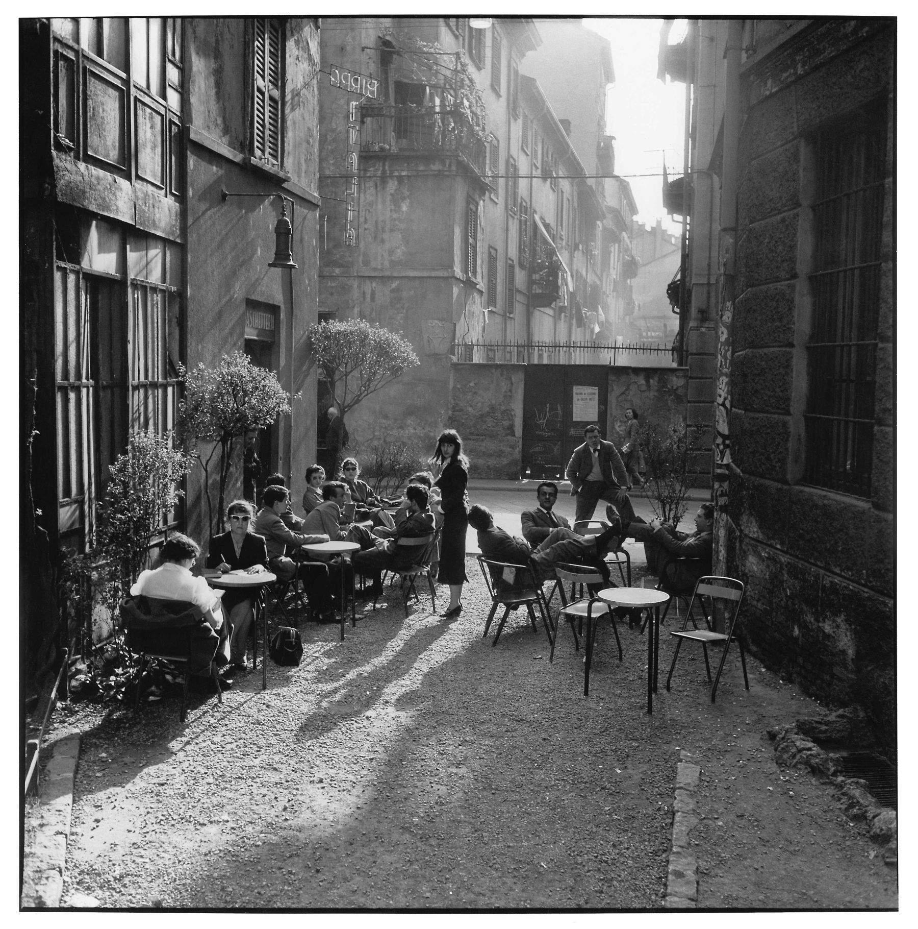 Ugo Mulas,&nbsp;Bar Jamaica, Milano&nbsp;(1953 - 1954). Fotografie Ugo Mulas &copy; Eredi Ugo Mulas. Tutti i diritti riservati. Su concessione di Archivio Ugo Mulas, Milano &ndash; Galleria Lia Rumma, Milano/Napoli