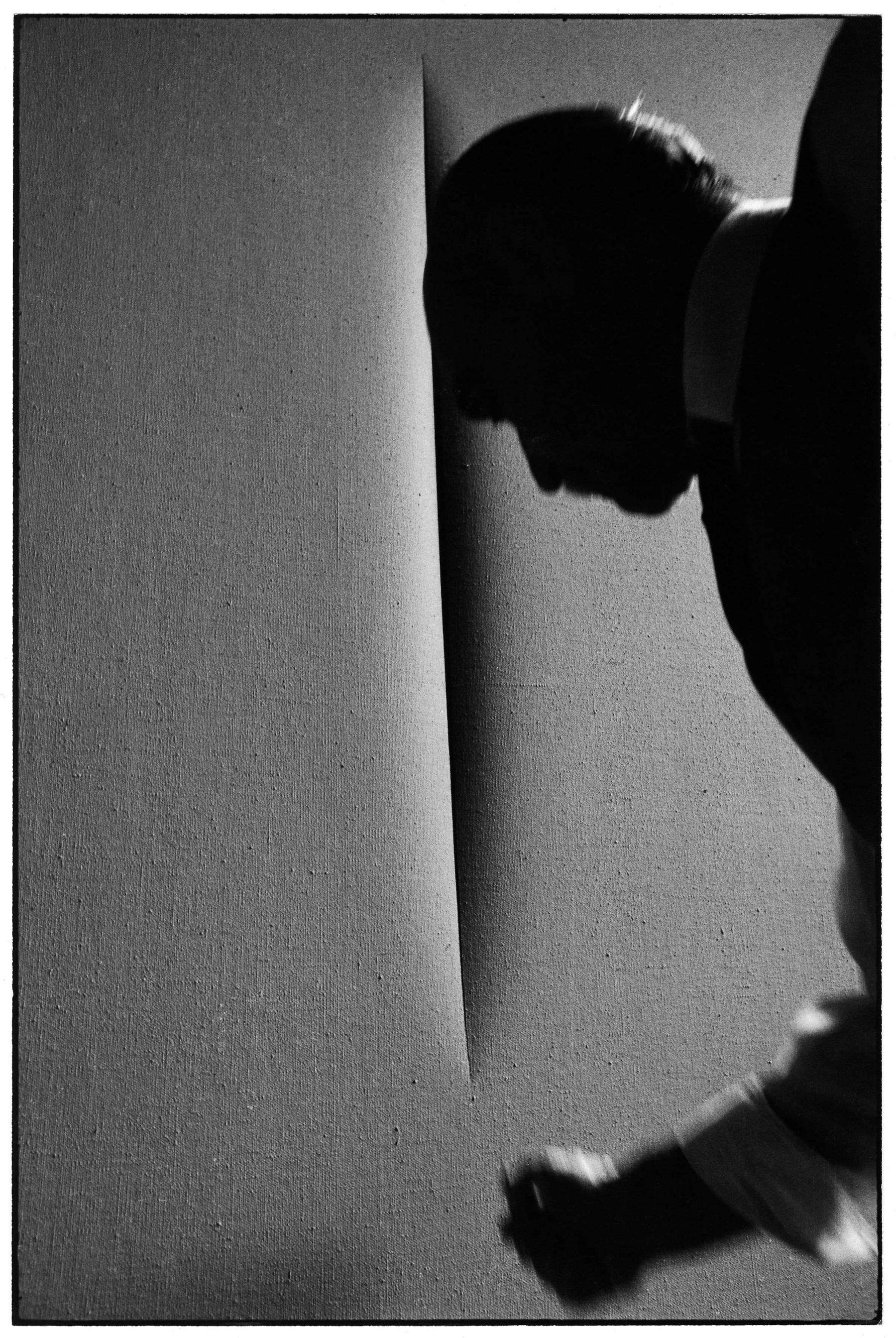 Ugo Mulas,&nbsp;Lucio Fontana, l&rsquo;Attesa, Milano&nbsp;(1964). Fotografie Ugo Mulas &copy; Eredi Ugo Mulas. Tutti i diritti riservati. Su concessione di Archivio Ugo Mulas, Milano &ndash; Galleria Lia Rumma, Milano/Napoli