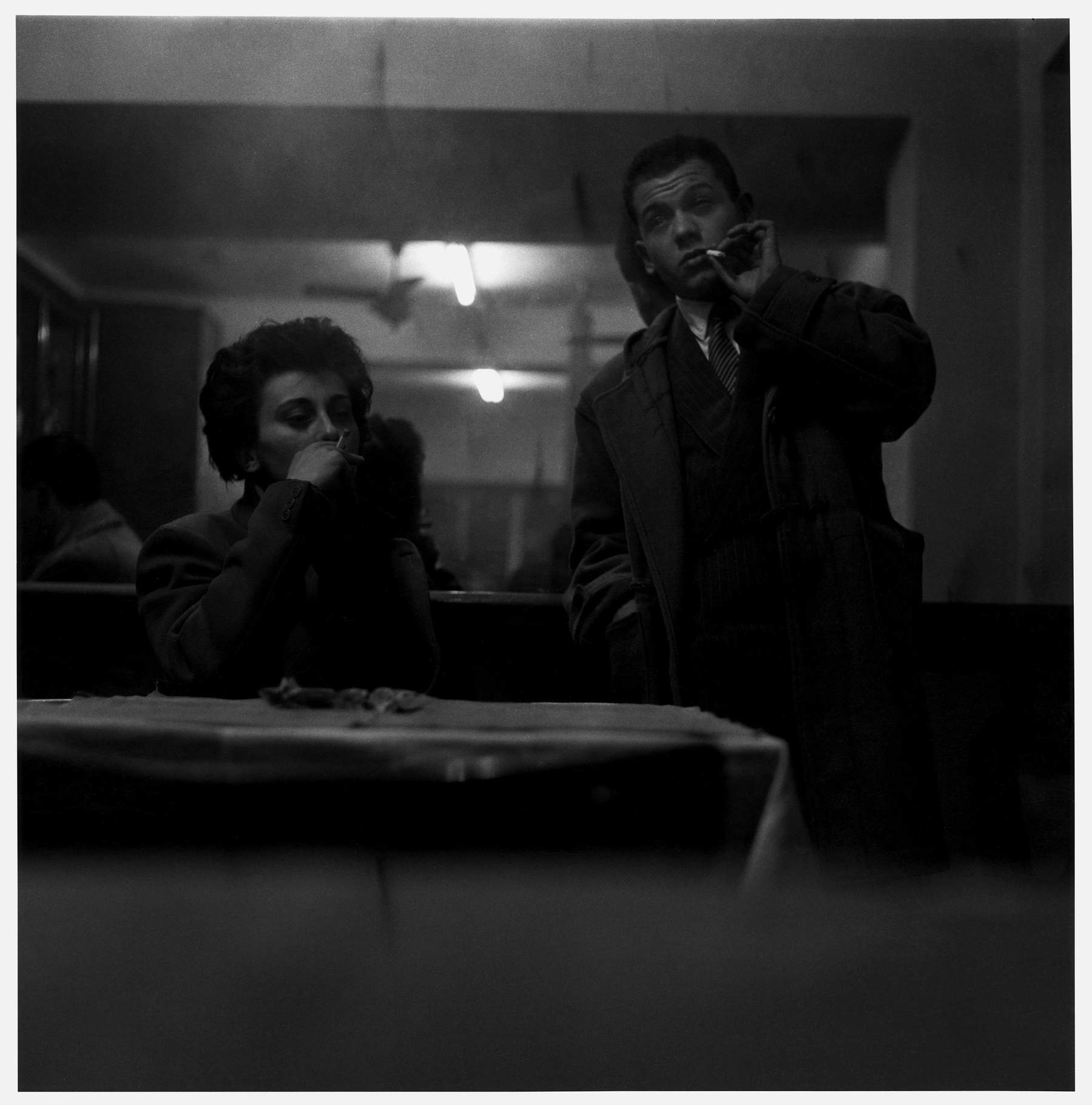 Ugo Mulas,&nbsp;Piero Manzoni, Bar Jamaica, Milano&nbsp;(1953 - 1954). Fotografie Ugo Mulas &copy; Eredi Ugo Mulas. Tutti i diritti riservati. Su concessione di Archivio Ugo Mulas, Milano &ndash; Galleria Lia Rumma, Milano/Napoli