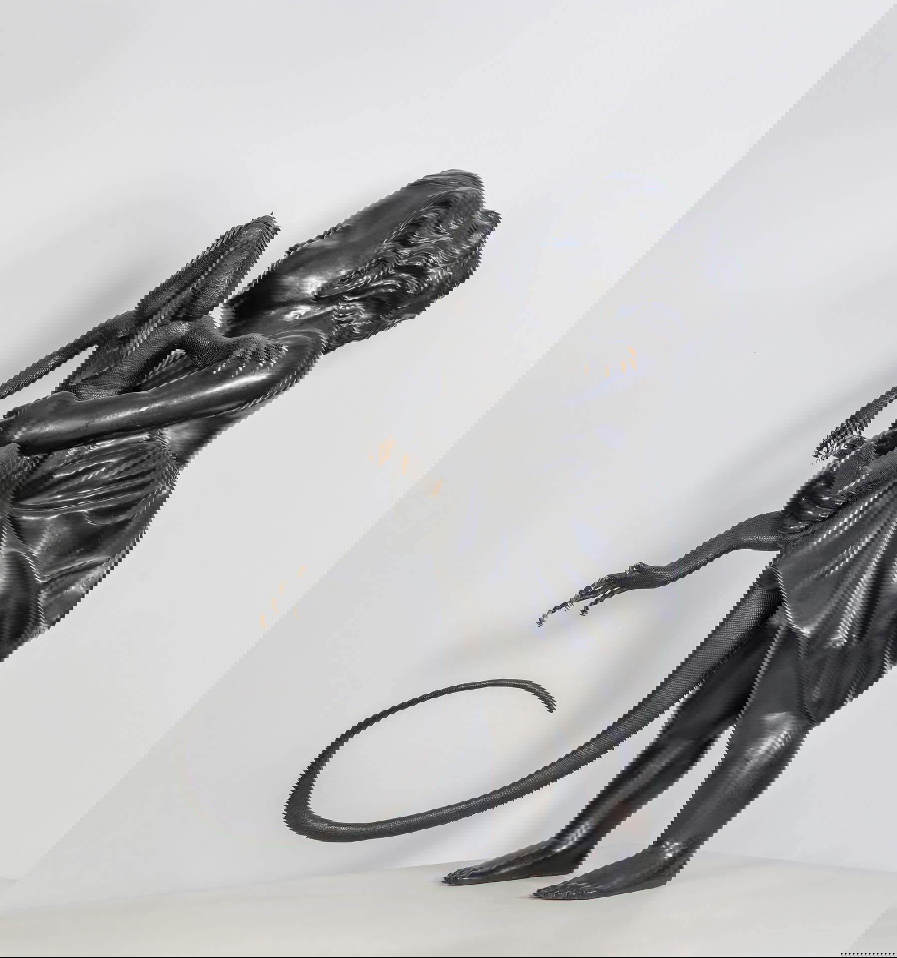 Koen Vanmechelen, Fósil cosmopolita (bronce, 220 x 110 x 150 cm) &copy; Koen Vanmechelen. Foto: Philippe van Gelooven, 2026