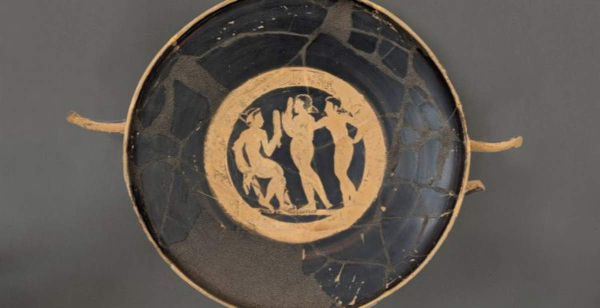 Cinco jarrones etruscos restaurados expuestos en el Opificio delle Pietre Dure de Florencia