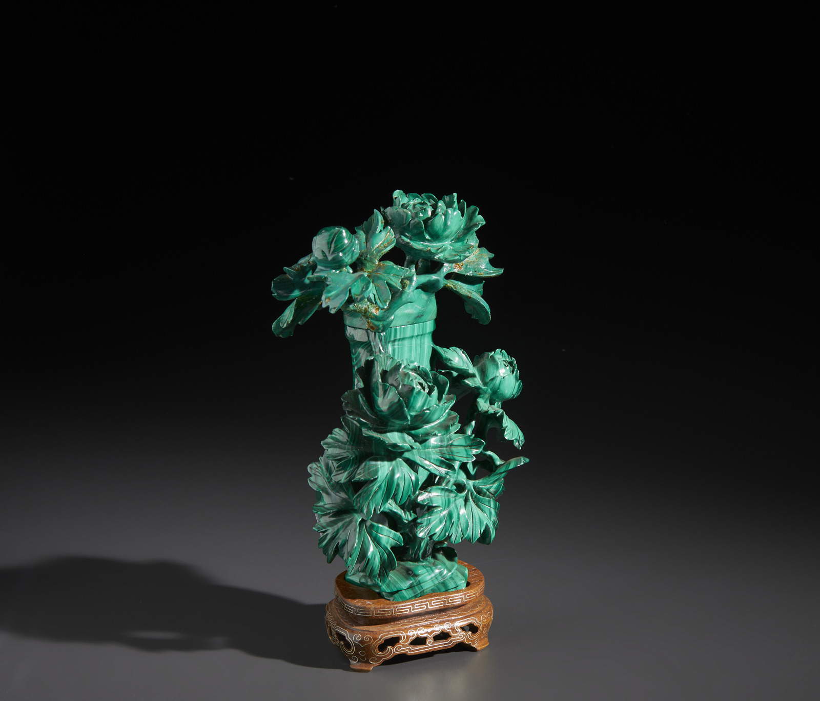 Vaso in malachite intagliato con decoro a fiori - Cina (XX Sec., 17.0&nbsp;x&nbsp;11.5&nbsp;cm). Foto: Casa d&rsquo;Aste Capitolium Art