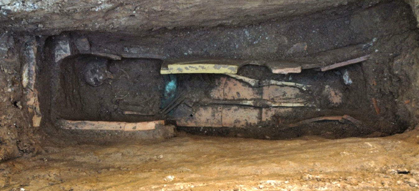 Enterramiento en una caja de azulejos con cinturón de bronce. Foto: Ministerio de Cultura