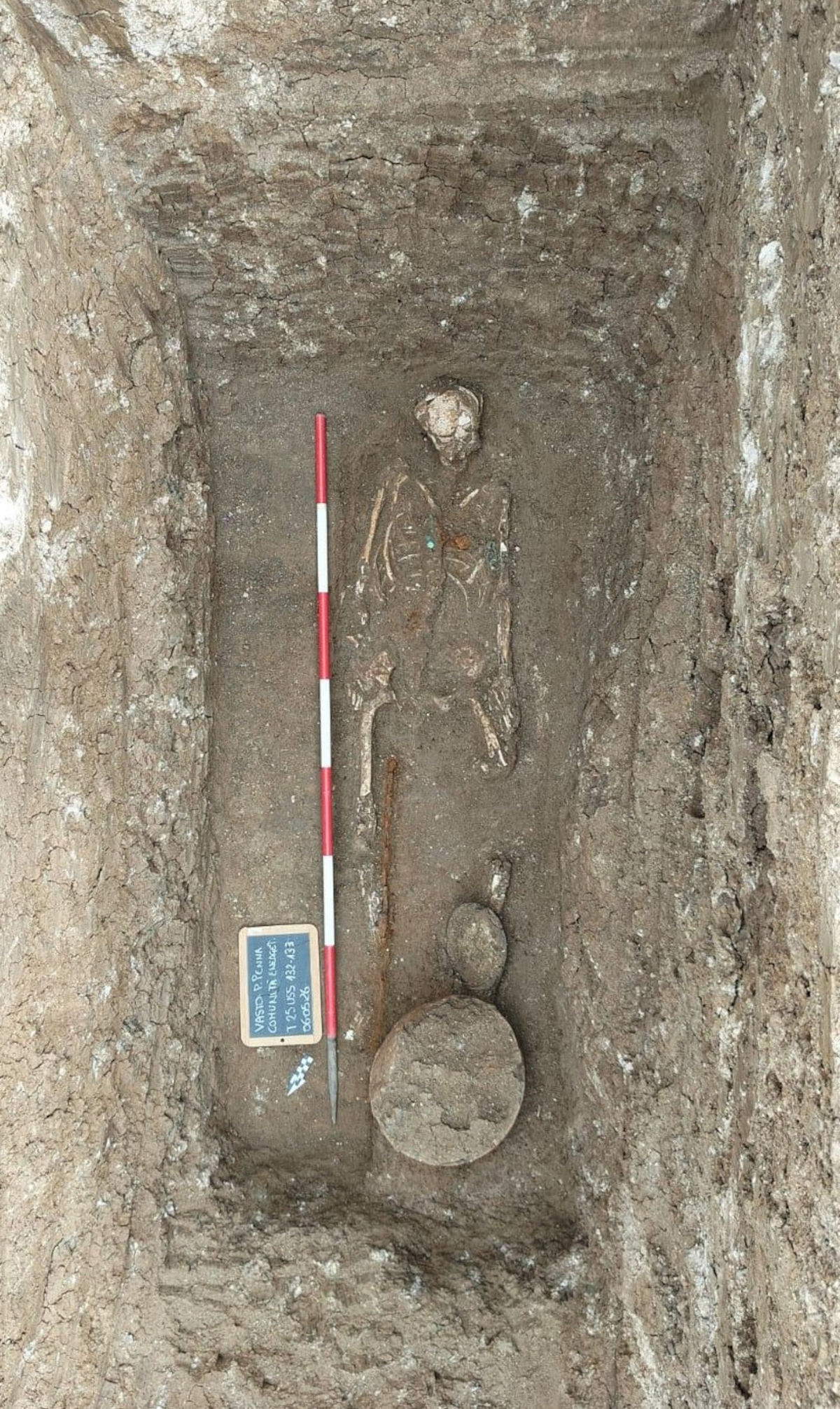 Sepultura simple con ajuar funerario compuesto por adornos de hierro y bronce, un asador de hierro y dos vasijas de cerámica. Foto: Ministerio de Cultura