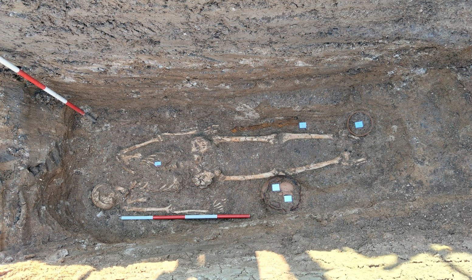 Sepultura simple con ajuar funerario compuesto por un elemento de hierro y varias vasijas de cerámica. Foto: Ministerio de Cultura