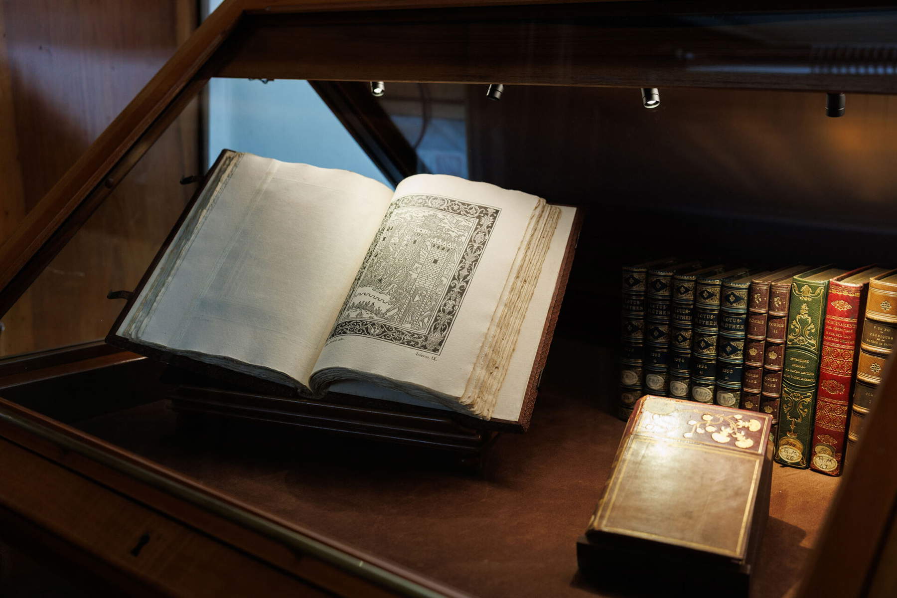 Installationsansicht der Ausstellung Margherita, erste Königin von Italien. Geschichte, Kultur und Stil zwischen Königspalast und Bibliothek, Musei Reali di Torino - Königliche Bibliothek und Medagliere Reale, 2026. Credits: Giuliano Berti für die Königlichen Museen von Turin