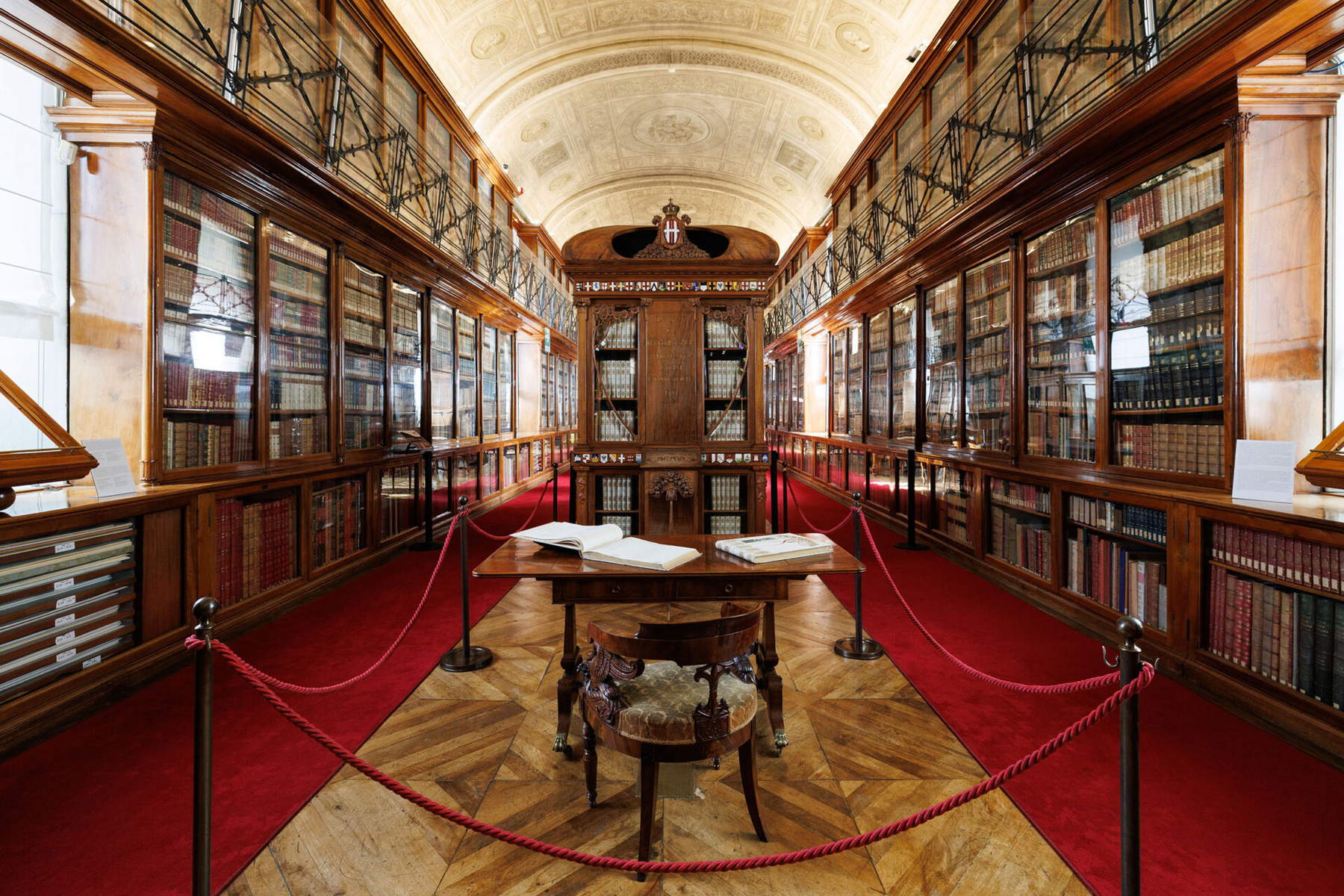 Installationsansicht der Ausstellung Margherita, erste Königin von Italien. Geschichte, Kultur und Stil zwischen Königspalast und Bibliothek, Musei Reali di Torino - Königliche Bibliothek und Medagliere Reale, 2026. Credits: Giuliano Berti für die Königlichen Museen von Turin