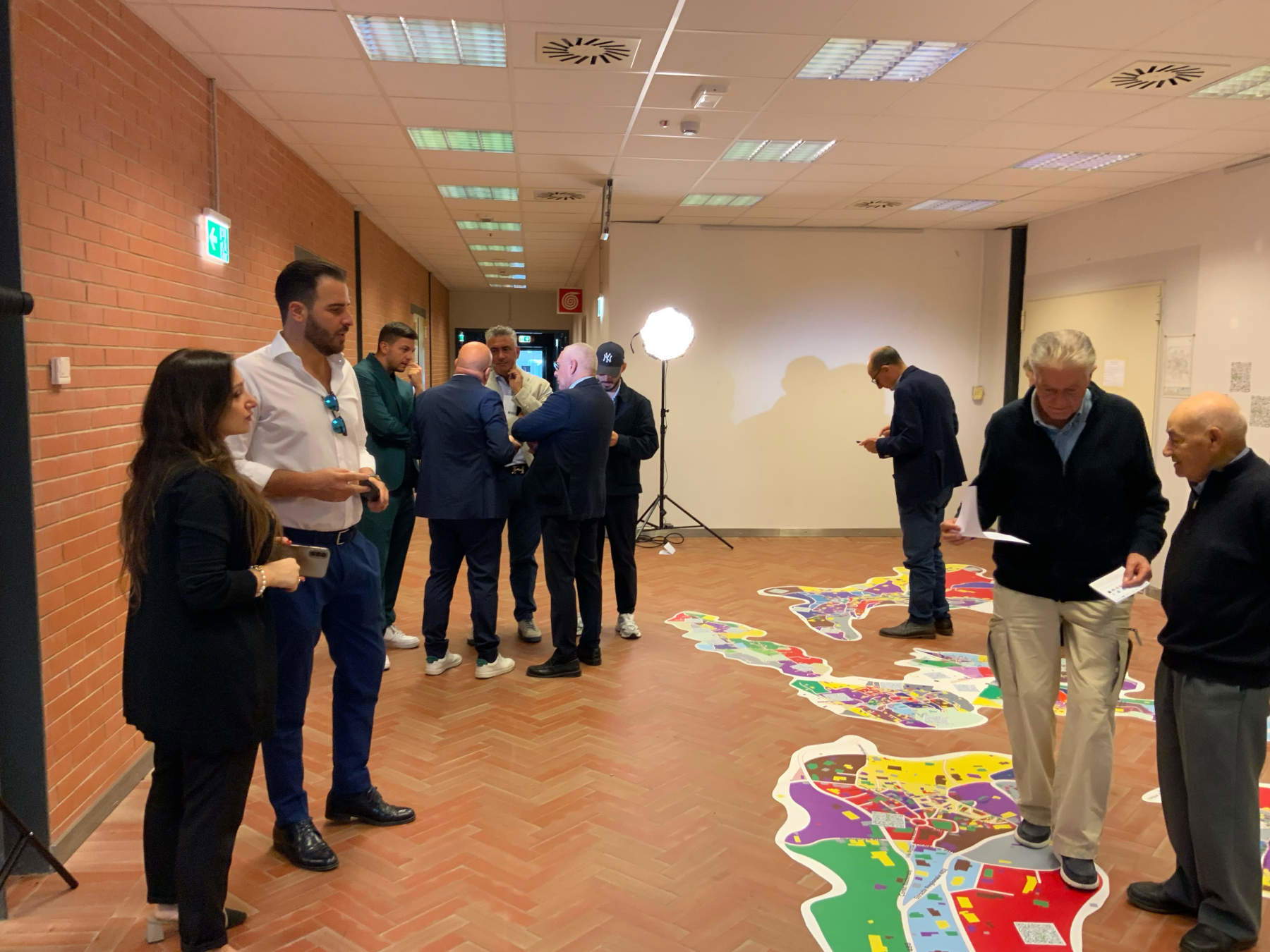 Blick auf die Ausstellung „Oltre la Mappa“ im Archäologischen Nationalmuseum von Pontecagnano. Die Gegenkartografie von unten nach oben. Foto: Instagram-Profil – ipacs_impresa_sociale