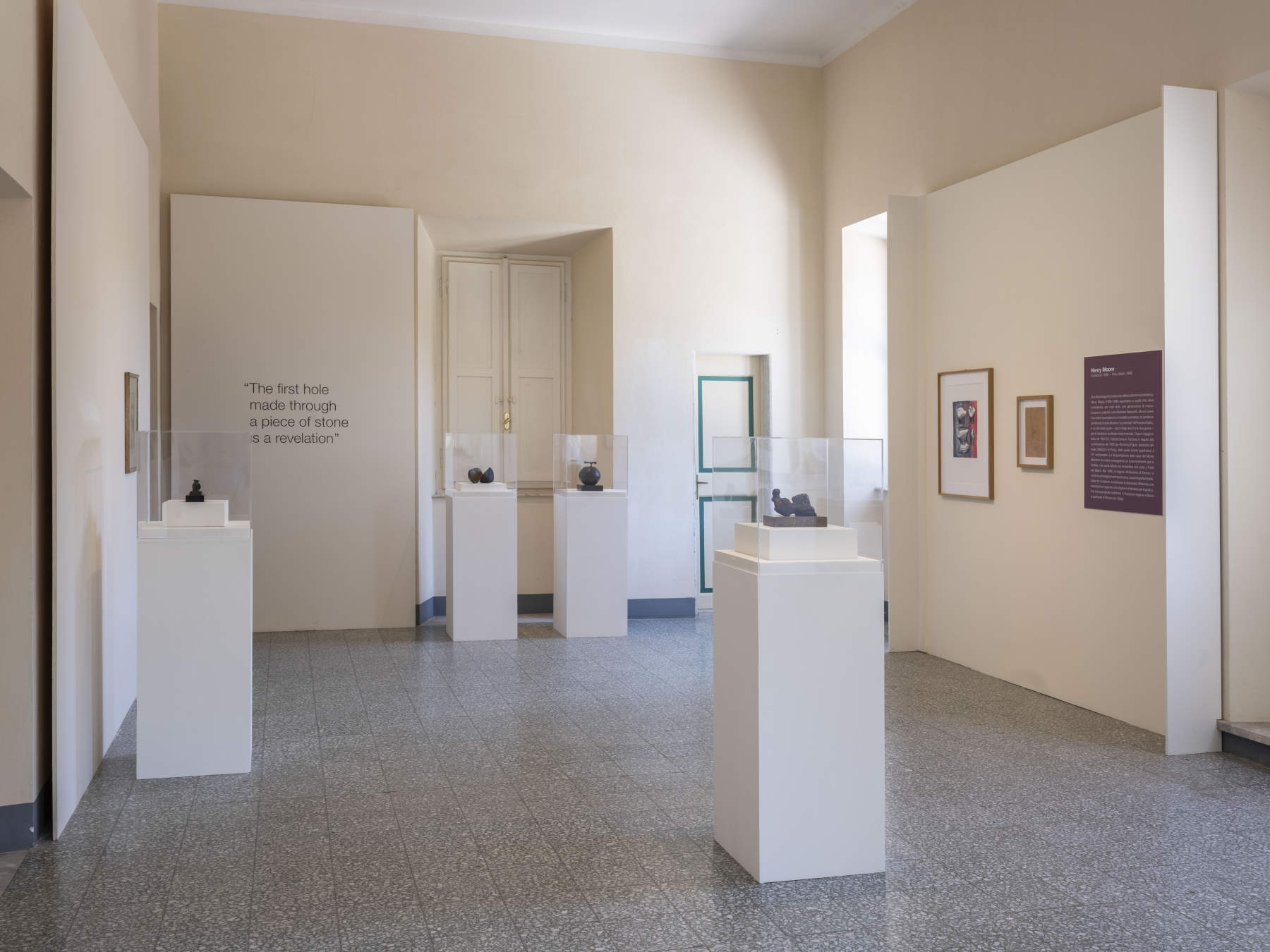 Vue de l'exposition consacrée aux œuvres d'Henry Moore au musée Gigi Guadagnucci, à Massa. &copy; Nicola Gnesi. Avec l'aimable autorisation de la Fondation Henry Moore.