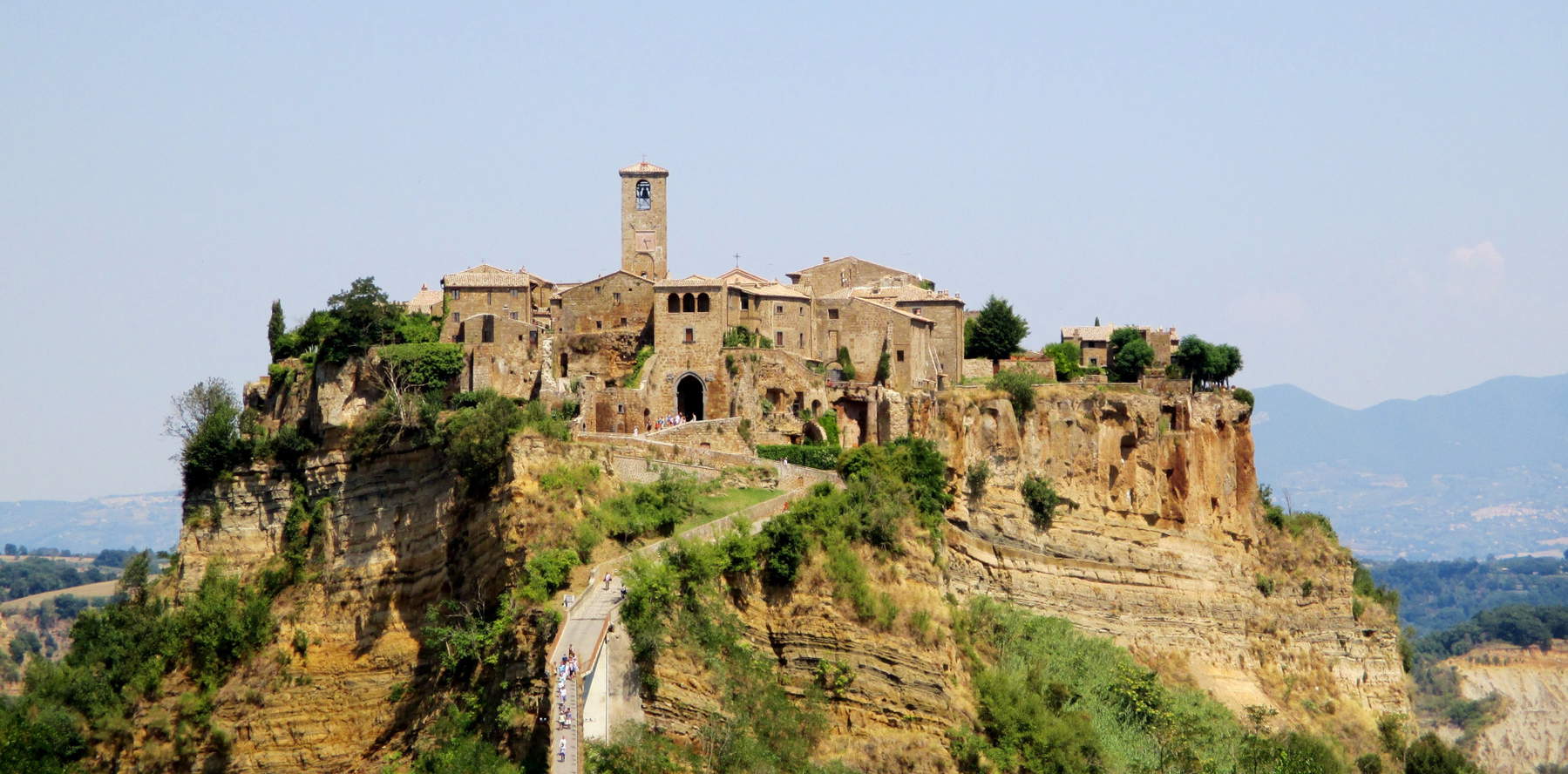 Nell'immagine, una veduta di Civita di Bagnoregio. Foto: Etienne (Li)