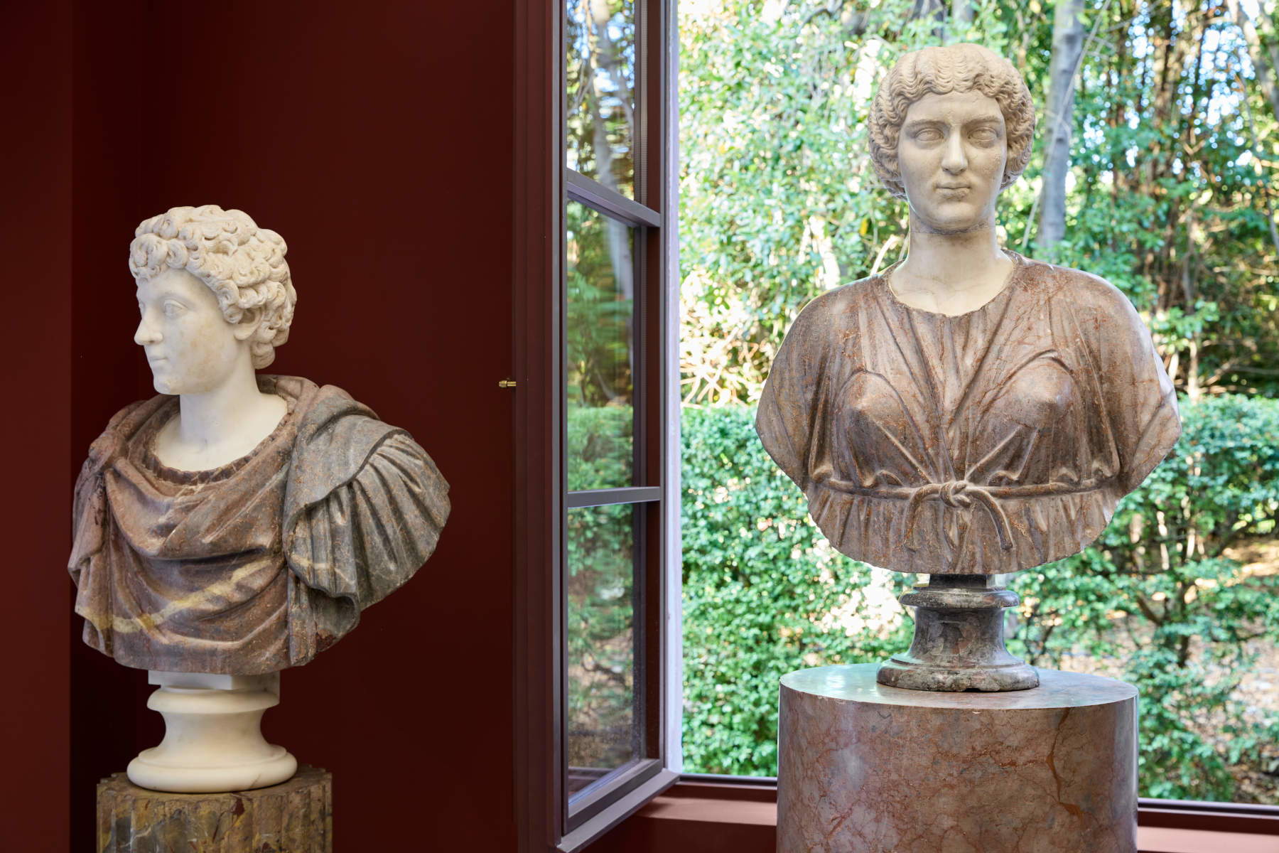 Vue de l'exposition, Marmora romana - Buste masculin à gauche : MT 367 Tête moderne représentant le jeune Marc Aurèle sur un buste en armure ; buste féminin à droite : MT 129 Tête représentant un portrait féminin. Copyright Fondazione Torlonia. Photo : Agostino Osio.